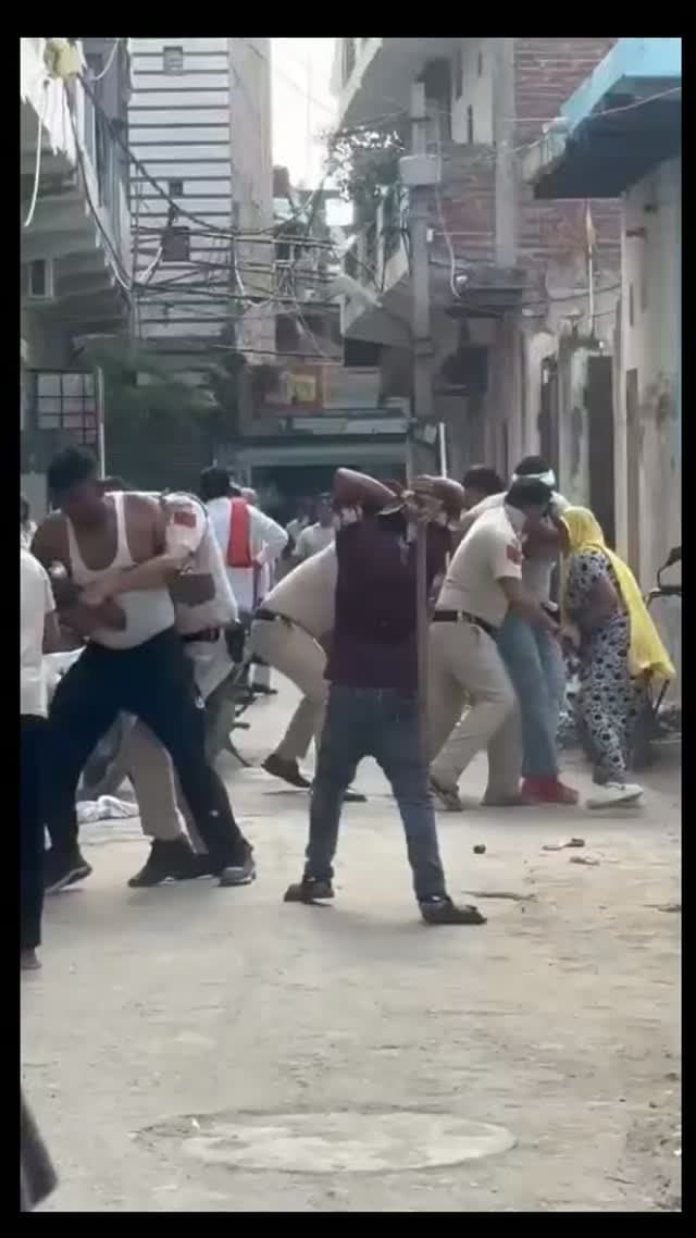 #दिल्ली पुलिस पर हमला भलस्वा डेयरी में बाइक सीज करने के विरोध में बवाल #वीडियो #viralvideo
दिल्ली के भलस्वा डेयरी इलाके में बाइक सीज करने पर स्थानीय लोगों ने पुलिसकर्मियों पर हमला कर दिया। आरोप है कि पुलिसकर्मियों की आंखों में मिर्ची पाउडर डालकर लाठी-डंडों से पीटा गया। मामले में मुख्य आरोपी सुनील उर्फ पंकज बताया जा रहा है।