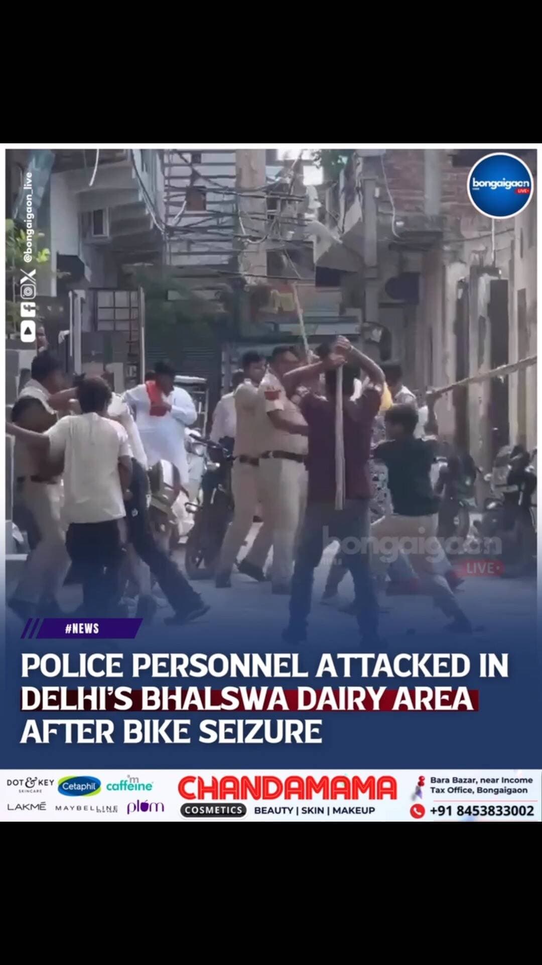🚨#SHOCKING | Police personnel attacked in the Bhalswa Dairy area of Delhi after they seized a bike. Locals threw chilli powder into their eyes and brutally beat them with sticks