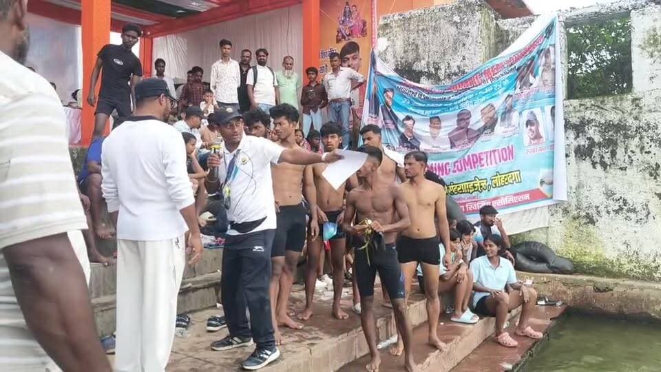 वाटर फ्लो ऑल फुटबॉल मैच लोहरदगा बड़ा तालाब में पानी के बीच मैच देखें। लोहरदगा और रांची