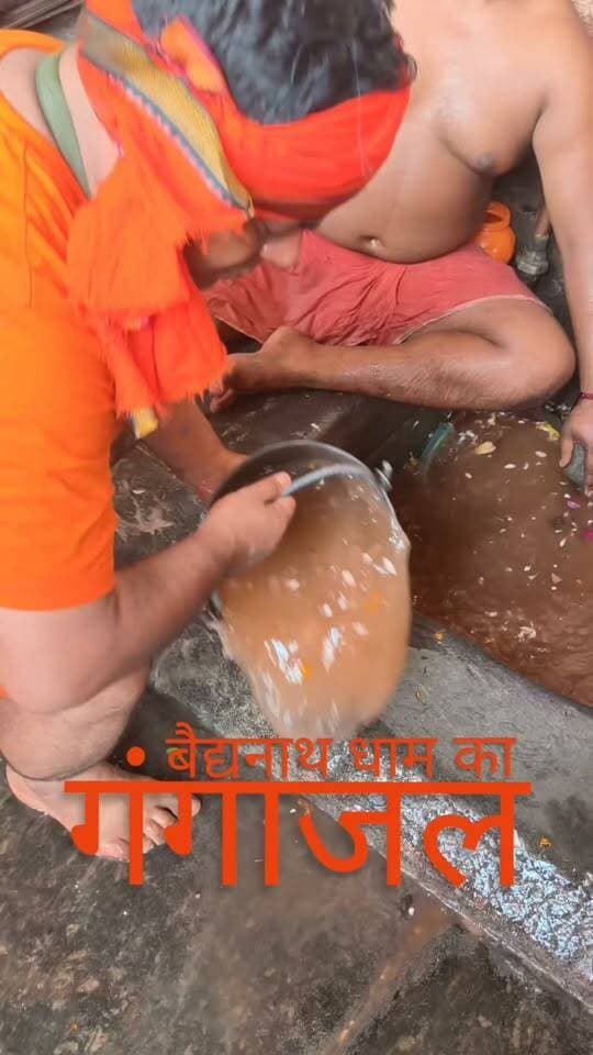 बाबा भोलेनाथ की नगरी में गंगाजल का प्रसाद