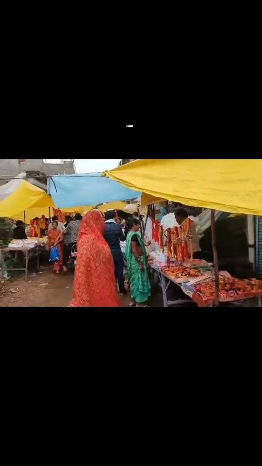 रीठी में सावन के आखिरी रविवार को सजीं राखी की दुकानें, खरीदारी को उमड़ी बहनों की भीड़