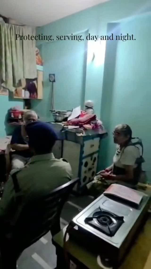 वरिष्ठ नागरिकों की सुरक्षा एवं कुशलक्षेम हेतु इंदौर पुलिस की संवेदनशील पहल 👮♂️❤️
पुलिस आयुक्त नगरीय इंदौर श्री संतोष कुमार सिंह के निर्देशन में, पुलिस उपायुक्त जोन-4 श्री सुनील मेहता एवं अतिरिक्त पुलिस उपायुक्त जोन-4 श्री दीशेष अग्रवाल के मार्गदर्शन में वरिष्ठ नागरिकों की सुरक्षा एवं सहायता हेतु विशेष अभियान चलाया गया।
अभियान के तहत ACP सराफा श्री यश बिजोरिया एवं थाना प्रभारी छत्रीपुरा श्री संजीव श्रीवास्तव द्वारा पुलिस टीम के साथ क्षेत्र के वरिष्ठ नागरिकों से घर-घर जाकर मुलाकात की गई। उनकी कुशलक्षेम, स्वास्थ्य, दवाइयों एवं दैनिक जीवन से जुड़ी समस्याओं की जानकारी लेते हुए हरसंभव सहायता का भरोसा दिलाया गया।
वरिष्ठ नागरिकों को थाना एवं बीट प्रभारी के संपर्क नंबर उपलब्ध कराते हुए बताया गया कि आवश्यकता पड़ने पर वे किसी भी समय पुलिस से संपर्क कर सकते हैं।
“आप अकेले नहीं हैं, इंदौर पुलिस सदैव आपके साथ है।”
#IndorePolice #SeniorCitizenSafety #CommunityPolicing #Police