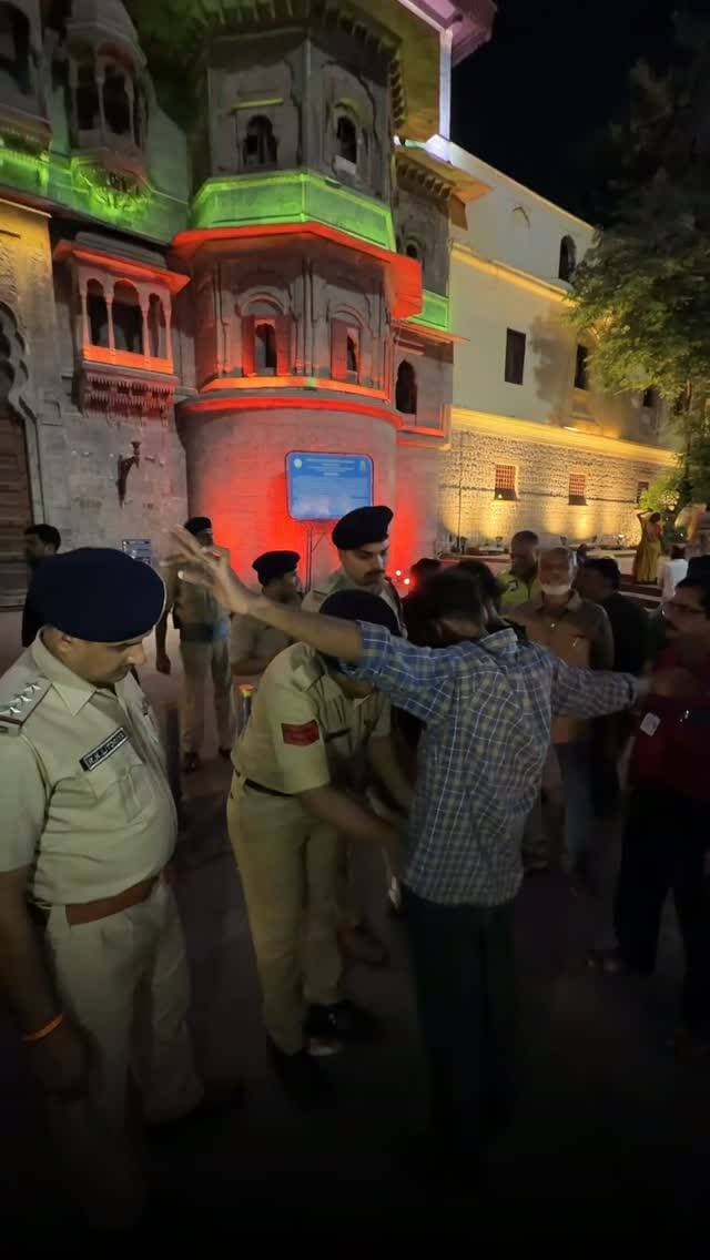 पुलिस आयुक्त, महानगर इंदौर श्री संतोष कुमार सिंह के निर्देशन में तथा पुलिस उपायुक्त जोन-4 श्री सुनील मेहता एवं अतिरिक्त पुलिस उपायुक्त जोन-4 श्री दीशेष अग्रवाल के मार्गदर्शन में आगामी त्योहारों को दृष्टिगत रखते हुए शनिवार रात्रि सराफा क्षेत्र में सहायक पुलिस आयुक्त सराफा श्री यश बिजौरिया, थाना प्रभारी सराफा श्री राजकुमार लिटोरिया, थाना सराफा स्टाफ द्वारा त्यौहार संबंधी बैठकें ली गईं एवं नगर रक्षा समिति के सदस्यों के साथ पैदल भ्रमण कर राजवाड़ा पैलेस, पीपली बाजार, बर्तन बाजार, बोहरा बाजार एवं खजूरी बाजार की बाजार व्यवस्था का निरीक्षण किया गया।
इस दौरान यातायात एवं सुरक्षा व्यवस्था का जायजा लेते हुए वाहन चेकिंग की गई तथा ड्रोन के माध्यम से संपूर्ण क्षेत्र पर निगरानी रखी गई।
सुरक्षित, सुव्यवस्थित एवं निर्बाध बाजार व्यवस्था सुनिश्चित करने के लिए सतत निगरानी एवं प्रभावी पुलिसिंग।👮♂️🚔
#IndorePolice #SarafaPolice #DCPZone4 #NightPatrolling #publicsafety
@mppolicedeptt
@mohdept
@indorepoliceliv
