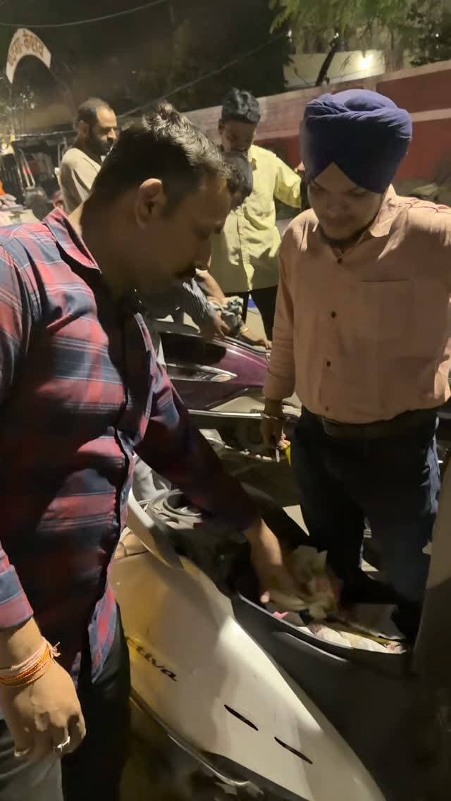 🚔 सुरक्षा एवं कानून-व्यवस्था के दृष्टिगत सघन भ्रमण
DCP जोन-4 श्री सुनील मेहता के निर्देशन में थाना द्वारकापुरी पुलिस द्वारा शौर्य दल के साथ थाना क्षेत्र में भ्रमण किया गया।
इस दौरान हॉट बाजार क्षेत्र में सघन चेकिंग कर संदिग्ध गतिविधियों पर निगरानी रखी गई तथा आमजन एवं व्यापारियों को सुरक्षा संबंधी आवश्यक दिशा-निर्देश एवं समझाइश दी गई।
इंदौर पुलिस — सुरक्षा, सतर्कता एवं जनविश्वास के लिए प्रतिबद्ध। 👮♂️ #indorepolice
#mppolice #indore #viral @mppolicedeptt
@mohdept
@indorepolicelive