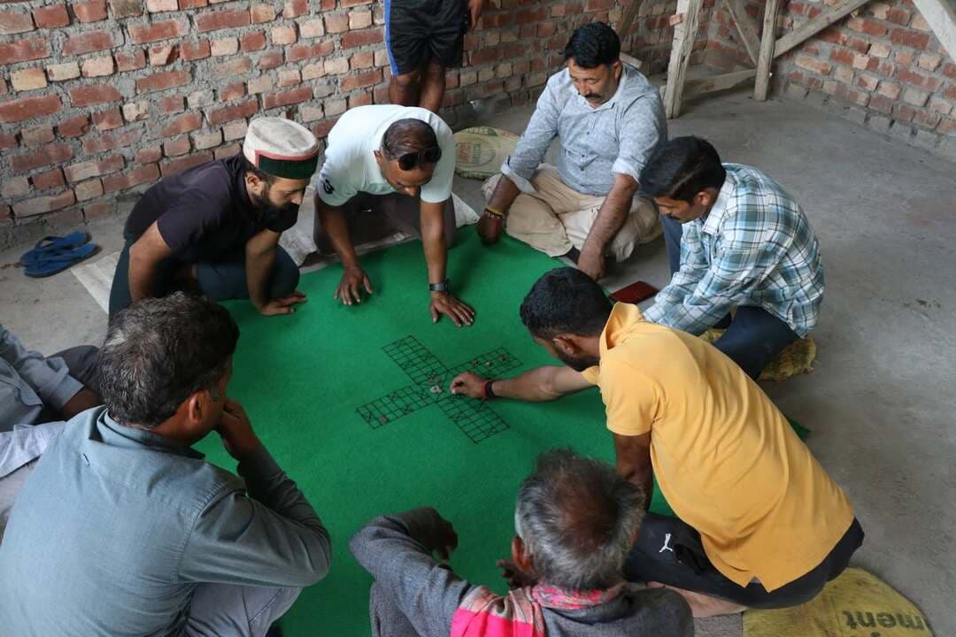 छिंज मेला कमेटी कैंथली-कोटला में कौड़ी प्रतियोगिता का आगाज, 31 टीमों ने लिया हिस्सा
सुरेंद्र ठाकुर
चंबा 23 अगस्त
छिंज मेला कमेटी कैंथली (कोटला) की ओर से रविवार को कौड़ी प्रतियोगिता का शुभारंभ किया गया। प्रतियोगिता में ग्राम पंचायत चोली के पूर्व उपप्रधान सुरेंद्र कुमार (छिन्दु) ने बतौर मुख्यातिथि शिरकत की।
मेला कमेटी के सदस्यों ने मुख्यातिथि का गर्मजोशी से स्वागत करते हुए उन्हें शॉल, टोपी और बैज पहनाकर सम्मानित किया। इस दौरान मुख्यातिथि ने प्रतियोगिता में भाग लेने वाली टीमों का उत्साहवर्धन किया और आयोजकों को प्रतियोगिता के सफल आयोजन के लिए शुभकामनाएं दीं।
कौड़ी प्रतियोगिता को चौपर खेल के नाम से भी जाना जाता है। पारंपरिक खेल संस्कृति को बढ़ावा देने के उद्देश्य से आयोजित इस प्रतियोगिता में कुल 31 टीमों ने हिस्सा लिया। प्रतियोगिता को लेकर खिलाड़ियों और स्थानीय लोगों में खासा उत्साह देखने को मिला।
मेला कमेटी पदाधिकारियों ने कहा कि इस तरह की प्रतियोगिताएं ग्रामीण क्षेत्रों की पारंपरिक खेल संस्कृति को जीवंत रखने के साथ-साथ युवाओं को खेलों से जोड़ने में भी महत्वपूर्ण भूमिका निभाती हैं।