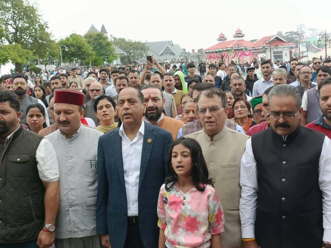 शिमला। राष्ट्रगीत के सम्मान और राष्ट्रीय चेतना के संदेश के साथ आज शिमला के ऐतिहासिक रिज मैदान पर महात्मा गांधी जी की प्रतिमा के समक्ष ‘वंदे मातरम्’ का सामूहिक गायन किया गया।
नेता प्रतिपक्ष जयराम ठाकुर के गरिमामयी नेतृत्व में भाजपा विधायक दल के सभी माननीय सदस्यों ने कार्यक्रम में सम्मिलित होकर सामूहिक रूप से ‘वंदे मातरम्’ का गायन किया।
इस अवसर पर राष्ट्रीय एकता, अखंडता और देशभक्ति की भावना को मजबूत करने का संदेश दिया गया। कार्यक्रम में उपस्थित सभी सदस्यों ने राष्ट्र के प्रति सम्मान और समर्पण की भावना के साथ सहभागिता की।
यह आयोजन राष्ट्रीय चेतना, एकता और देशभक्ति की भावना को समर्पित रहा।