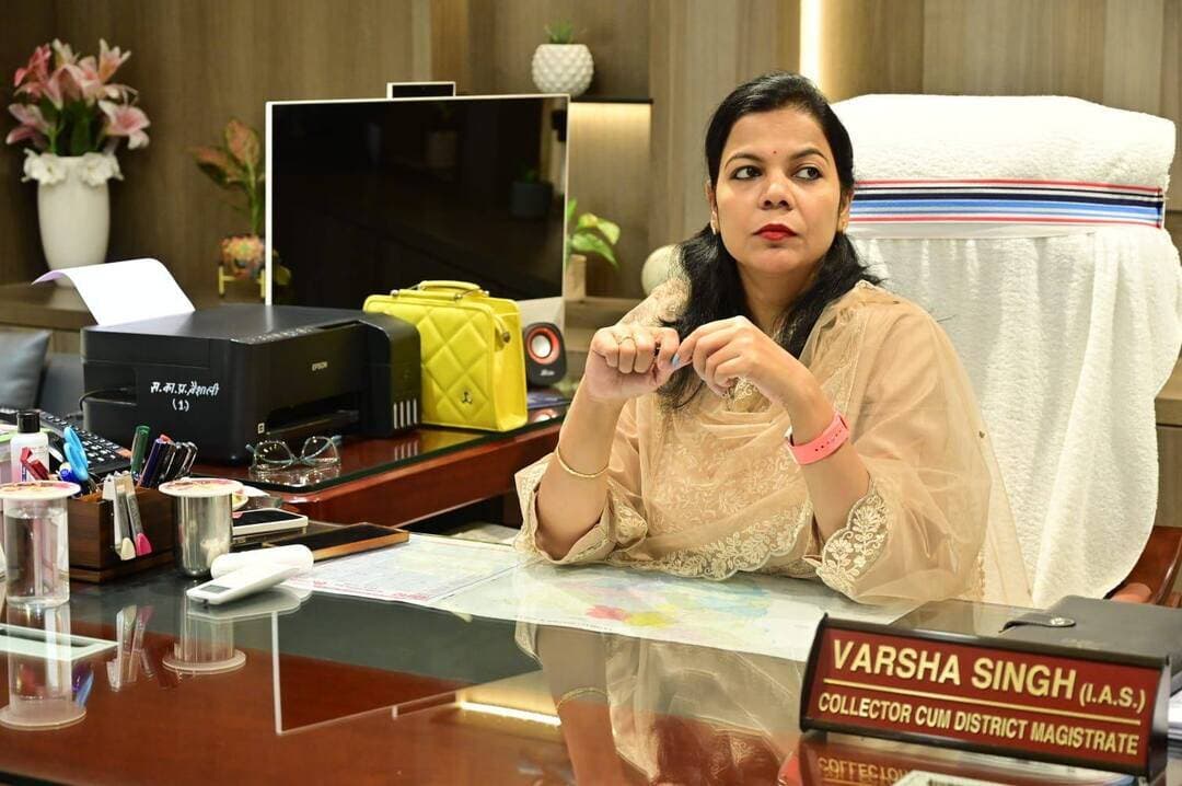 🌾🛢️ वैशाली में तेलहन उद्योग को मिलेगी नई उड़ान! 🚀
10 टन प्रतिदिन क्षमता वाली ऑयल प्रोसेसिंग यूनिट की स्थापना से जिले में तेलहन आधारित प्रसंस्करण एवं मूल्य संवर्धन को बढ़ावा मिलेगा। यह पहल किसानों की उपज को बेहतर बाजार से जोड़ने और स्थानीय स्तर पर रोजगार व उद्यमिता के अवसर बढ़ाने की दिशा में महत्वपूर्ण कदम है। 🌱🤝
💰 अधिकतम ₹9.90 लाख अथवा परियोजना लागत का 33% तक अनुदान
🏭 डिहलर, सीड क्लीनर, एक्सपेलर एवं फिल्टर सहित यूनिट की स्थापना के लिए सहायता।
👥 आवेदन कर सकते हैं: सार्वजनिक/निजी उद्योग, FPO एवं सहकारी समितियां।
📅 आवेदन अवधि: 15 अगस्त–15 सितंबर 2026
🌐 ऑनलाइन आवेदन: dbtagriculture.bihar.gov.in
📢 जिला पदाधिकारी, वैशाली श्रीमती वर्षा सिंह (भा.प्र.से.) का संदेश:
“तेलहन उत्पादन को प्रसंस्करण एवं मूल्य संवर्धन से जोड़कर किसानों और स्थानीय उद्यमियों को अधिक अवसर उपलब्ध कराना हमारी प्राथमिकता है। योजना का लाभ पात्र आवेदकों तक पहुंचाने के लिए व्यापक प्रचार-प्रसार सुनिश्चित किया जाए।”
📞 अधिक जानकारी के लिए संबंधित प्रखंड कृषि पदाधिकारी, कृषि समन्वयक, BTM, ATM या किसान सलाहकार से संपर्क करें।
🌾 तेलहन से समृद्धि • प्रसंस्करण से रोजगार • उद्योग से विकास!
Information & Public Relations Department, Government of Bihar
Department of Agriculture, Government of Bihar
<nis:link nis:type=tag nis:id=vaishali nis:value=Vaishali nis:enabled=true nis:link/> <nis:link nis:type=tag nis:id=oilseedmission nis:value=OilseedMission nis:enabled=true nis:link/> <nis:link nis:type=tag nis:id=agriculture nis:value=Agriculture nis:enabled=true nis:link/> <nis:link nis:type=tag nis:id=fpo nis:value=FPO nis:enabled=true nis:link/> <nis:link nis:type=tag nis:id=farmers nis:value=Farmers nis:enabled=true nis:link/> <nis:link nis:type=tag nis:id=bihar nis:value=Bihar nis:enabled=true nis:link/> <nis:link nis:type=tag nis:id=agroindustry nis:value=AgroIndustry nis:enabled=true nis:link/> <nis:link nis:type=tag nis:id=कृषि nis:value=कृषि nis:enabled=true nis:link/> <nis:link nis:type=tag nis:id=तेलहन nis:value=तेलहन nis:enabled=true nis:link/> <nis:link nis:type=tag nis:id=वैशाली nis:value=वैशाली nis:enabled=true nis:link/>