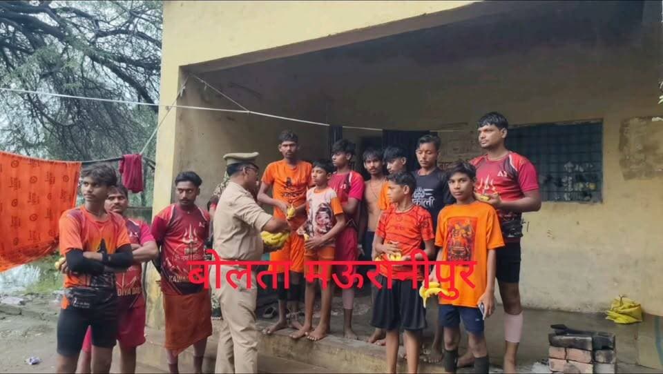मऊरानीपुर थाना लहचूरा प्रभारी ने कावरियों का किया भव्य स्वागत