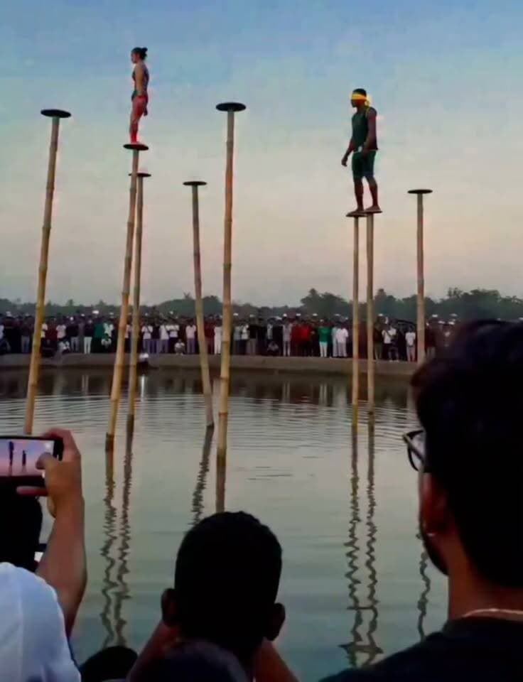 पानी के बीच बाँस के खंभों पर हैरतअंगेज़ करतब! सोशल मीडिया पर छाया हवा में कलाबाज़ियों का यह वीडियो