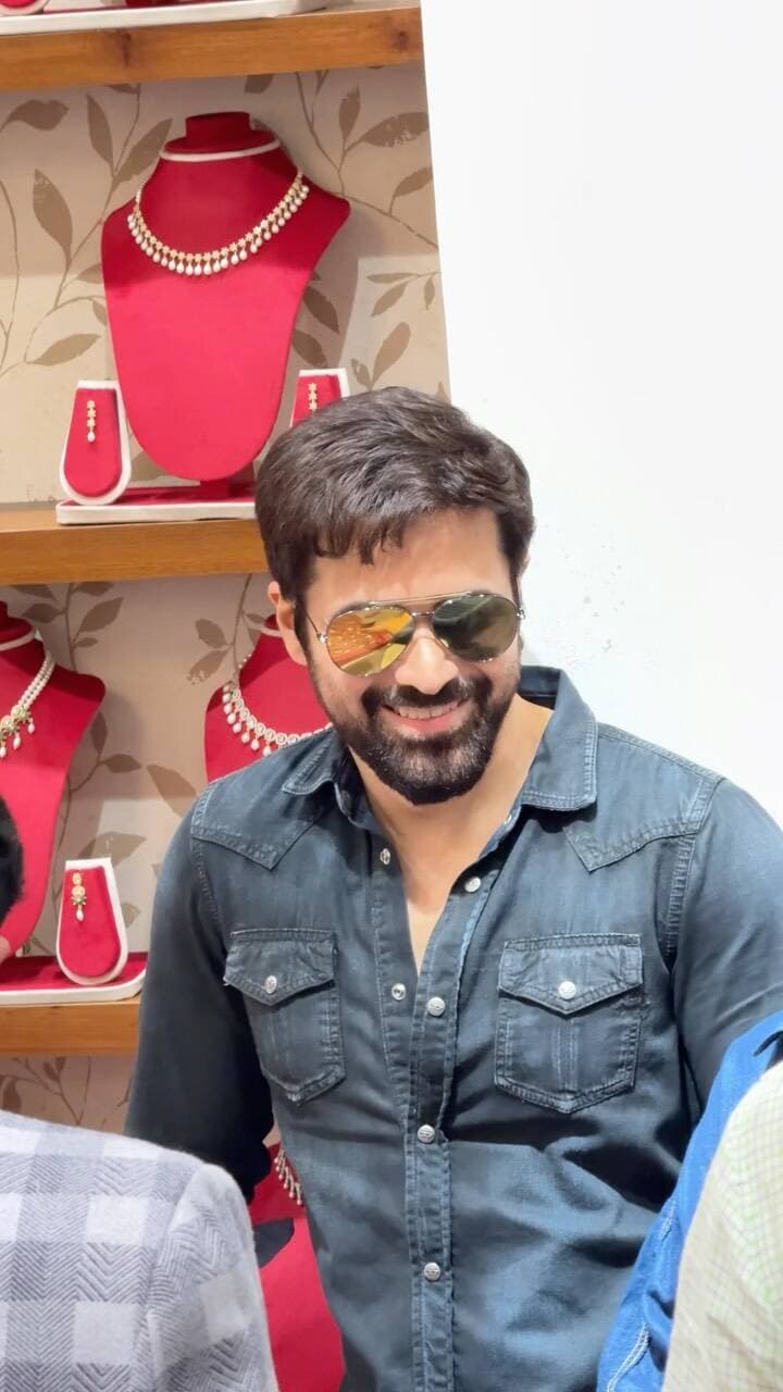 Emran hashmi in ranchi 🥰
#ranchi #emranhashmi #awarapan2 #viralvideos #jharkhand