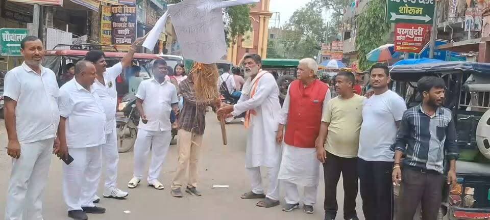 महंगाई के खिलाफ कांग्रेस पार्टी ने किया प्रदर्शन, गया टावर चौक पर पीएम का पुतला फूंका