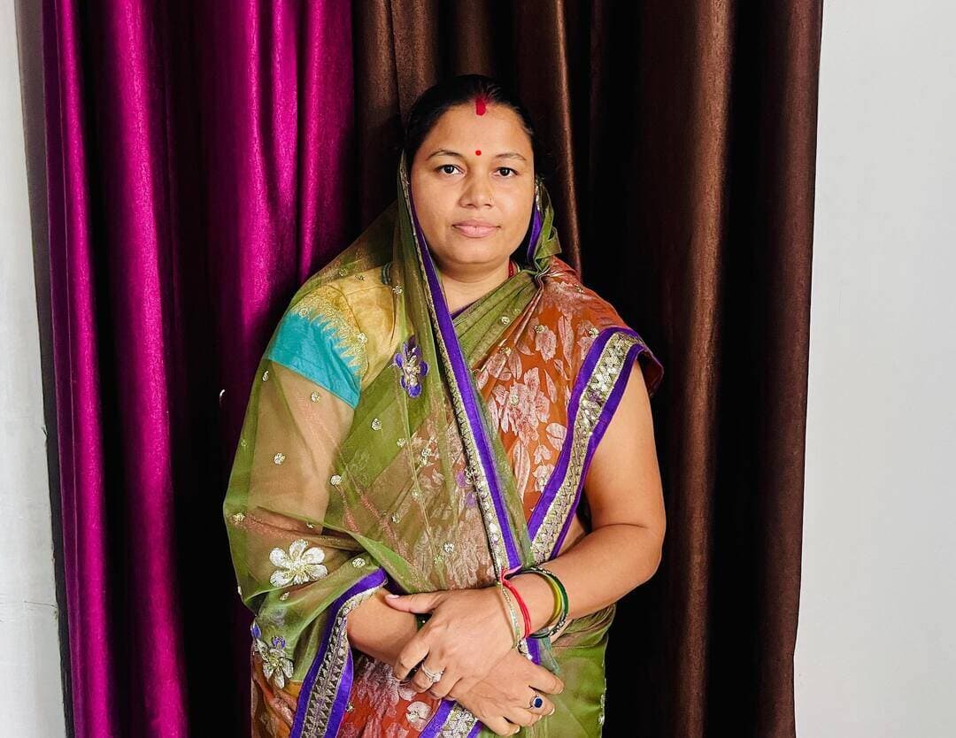 बिहान से जुड़कर श्रीमती संगीता डहरिया ने अपने हुनर को रोजगार का साधन बनाया और बनीं लखपति दीदी।
ब्यूटी पार्लर से प्रतिमाह लगभग ₹10 हजार की आय अर्जित कर परिवार को दे रहीं आर्थिक संबल; कहा—“विष्णु भइया के सहयोग से आज मैं लखपति दीदी बन पाई हूं।”