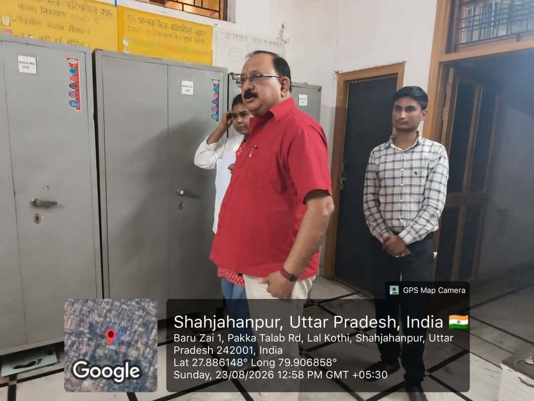 👉#सीएमओ ने जलीकोठी व कटियाटोला अर्बन पीएचसी का किया औचक निरीक्षण, स्वास्थ्य सेवाओं की जानी हकीकत
शाहजहांपुर। मुख्य चिकित्सा अधिकारी डॉ. विवेक कुमार मिश्रा ने रविवार को अर्बन प्राथमिक स्वास्थ्य केंद्र जलीकोठी और कटियाटोला में आयोजित मुख्यमंत्री आरोग्य मेले का औचक निरीक्षण किया। इस दौरान उन्होंने मरीजों को दी जा रही स्वास्थ्य सेवाओं, दवा वितरण, जांच, टीकाकरण और परिवार नियोजन सेवाओं की स्थिति का जायजा लिया।जलीकोठी पीएचसी में निरीक्षण के समय ओपीडी में 48 मरीज देखे जा चुके थे। सीएमओ ने दो मरीजों को स्वयं देखा और आवश्यक उपचार एवं दवाएं उपलब्ध कराईं। स्टाफ नर्स द्वारा 41 मरीजों को एआरवी वैक्सीन की डोज लगाई गई। प्रयोगशाला में आठ मरीजों की जांच की गई, जिसमें मलेरिया, डेंगू, टाइफाइड और शुगर की जांच शामिल थी। किसी भी जांच में धनात्मक केस नहीं मिला। दवा वितरण कक्ष में 48 मरीजों को दवाएं दी जा चुकी थीं। वहीं छह बच्चों का नियमित टीकाकरण तथा पांच लाभार्थियों को एचपीवी वैक्सीन से लाभान्वित किया गया।परिवार नियोजन कक्ष में 10 लाभार्थियों को सामग्री वितरित की गई। सीएमओ ने अधिकारियों और कर्मचारियों को मरीजों के साथ मधुर व्यवहार रखने, दवाओं की एक्सपायरी जांचने, बायोमेडिकल वेस्ट का उचित निस्तारण करने और परिसर में साफ-सफाई बनाए रखने के निर्देश दिए।इसके बाद सीएमओ ने कटियाटोला अर्बन पीएचसी में भी आरोग्य मेले का निरीक्षण किया। यहां ओपीडी में 23 मरीज देखे जा चुके थे। एक गर्भवती महिला का टीकाकरण तथा दो लाभार्थियों को परिवार नियोजन सामग्री उपलब्ध कराई गई। सीएमओ ने आरोग्य मेले में दी गई सेवाओं की पोर्टल पर समय से फीडिंग कराने और टीकाकरण की जानकारी यूविन पोर्टल पर अपलोड करने के निर्देश दिए।