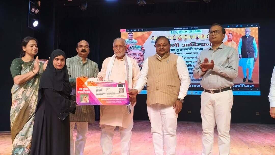 👉#रसोइयों के सम्मान के साथ कैशलेस चिकित्सा योजना का शुभारंभ, मानदेय में ₹3 हजार की वृद्धि
शाहजहांपुर। उत्तर प्रदेश सरकार द्वारा पीएम पोषण योजना के अंतर्गत परिषदीय विद्यालयों में कार्यरत रसोइयों के सम्मान एवं उन्हें सामाजिक सुरक्षा प्रदान करने की दिशा में महत्वपूर्ण पहल की गई है। मुख्यमंत्री योगी आदित्यनाथ ने लखनऊ के इंदिरा गांधी प्रतिष्ठान स्थित जुपिटर सभागार में आयोजित कार्यक्रम के दौरान प्रदेश के 3.54 लाख रसोइयों के लिए मुख्यमंत्री कैशलेस चिकित्सा योजना का शुभारंभ किया। कार्यक्रम का सीधा प्रसारण गांधी भवन सभागार में किया गया। जनपद स्तरीय कार्यक्रम में मुख्य अतिथि प्रदेश के वित्त एवं संसदीय कार्य मंत्री सुरेश कुमार खन्ना रहे।कार्यक्रम में सांसद अरुण कुमार सागर, ददरौल विधायक अरविंद कुमार सिंह, महानगर अध्यक्ष शिल्पी गुप्ता, जिलाधिकारी धर्मेंद्र प्रताप सिंह, मुख्य विकास अधिकारी उत्कर्ष द्विवेदी, जिला विकास अधिकारी ऋषिपाल तथा जिला बेसिक शिक्षा अधिकारी जयशंकर श्रीवास्तव सहित अन्य अधिकारी एवं जनप्रतिनिधि उपस्थित रहे।सदर तहसील के विकासखंड भावलखेड़ा, ददरौल, मदनापुर एवं कांट से आए रसोइयों तथा उपस्थित जनसमुदाय को संबोधित करते हुए वित्त एवं संसदीय कार्य मंत्री सुरेश कुमार खन्ना ने कहा कि संवेदनशील सरकार समाज के प्रत्येक वर्ग के हितों की चिंता करती है। उन्होंने कहा कि प्रदेश सरकार ने शिक्षामित्रों एवं अनुदेशकों के मानदेय में वृद्धि करने के साथ उन्हें कैशलेस चिकित्सा योजना से भी आच्छादित किया है। इसी क्रम में परिषदीय विद्यालयों में कार्यरत रसोइयों के मानदेय में भी ₹3,000 प्रतिमाह की वृद्धि की गई है।उन्होंने कहा कि सरकार द्वारा रसोइयों के हित में कई अन्य महत्वपूर्ण निर्णय भी लिए गए हैं। रसोइया के परिवार में दुर्घटना की स्थिति में स्टेट बैंक ऑफ इंडिया के माध्यम से ₹2 लाख की सहायता का प्रावधान किया गया है। वहीं ड्रेस के लिए दी जाने वाली धनराशि को ₹500 से बढ़ाकर ₹1,000 किया गया है। उन्होंने कहा कि सरकार की प्राथमिकता समाज के प्रत्येक वर्ग को सशक्त एवं सुरक्षित बनाना है। प्रधानमंत्री एवं मुख्यमंत्री के नेतृत्व में प्रदेश में जनकल्याण के क्षेत्र में निरंतर कार्य किए जा रहे हैं।सांसद अरुण कुमार सागर ने प्रदेश सरकार के प्रयासों की सराहना करते हुए कहा कि सरकार रसोइयों सहित बेसिक शिक्षा परिषद के विद्यालयों को और अधिक सशक्त बनाने के लिए निरंतर कार्य कर रही है। उन्होंने कहा कि सरकार ने रसोइयों एवं उनके परिवारों को बेहतर चिकित्सा सुविधा उपलब्ध कराने की दिशा में महत्वपूर्ण कदम उठाया है।ददरौल विधायक अरविंद कुमार सिंह ने अपने विधानसभा क्षेत्र में डिग्री कॉलेज की स्थापना के लिए वित्त मंत्री सुरेश कुमार खन्ना का आभार व्यक्त किया। उन्होंने कहा कि प्रदेश सरकार की फ्लैगशिप योजनाओं को जनपद में प्रभावी ढंग से लागू किया जा रहा है तथा शिक्षा सहित प्रत्येक क्षेत्र में विकास कार्य तेजी से हो रहे हैं।कार्यक्रम के दौरान वित्त एवं संसदीय कार्य मंत्री सुरेश कुमार खन्ना सहित अन्य अतिथियों ने प्राथमिक विद्यालय सुरतपुर की रसोइया राजकुमारी, प्राथमिक विद्यालय गौहनिया की झुमका देवी, प्राथमिक विद्यालय मौजमपुर की ओम श्री एवं सत्यवती, कंपोजिट विद्यालय ददरौल के श्रीराम, प्राथमिक विद्यालय जलालनगर की नसीम बानो, प्राथमिक विद्यालय अलीजई की नजमा देवी, कंपोजिट विद्यालय बलीपुर की शर्मा देवी एवं रूपरानी तथा कंपोजिट विद्यालय भित्तियां पौंकी की मधुरिमा एवं रामदेवी को मुख्यमंत्री कैशलेस चिकित्सा योजना के प्रतीकात्मक कार्ड वितरित किए।इसी प्रकार प्राथमिक विद्यालय वाडूजई प्रथम की लक्ष्मी, रहमानिया जूनियर हाईस्कूल की रुखसाना, कंपोजिट विद्यालय कांट की रामगीता, रामरति एवं रामसुखी, प्राथमिक विद्यालय बबौरी के बच्चन सिंह तथा कंपोजिट विद्यालय नगरिया प्रयागपुर के ब्रह्मा कुमार सिंह को मानदेय वृद्धि के प्रतीकात्मक चेक प्रदान किए गए।जिला बेसिक शिक्षा अधिकारी जयशंकर श्रीवास्तव ने कार्यक्रम की रूपरेखा प्रस्तुत करते हुए बताया कि जनपद में पीएम पोषण योजना से कुल 2,805 विद्यालय आच्छादित हैं, जिनमें 7,625 रसोइये कार्यरत हैं। उन्होंने कहा कि रसोइयों एवं उनके आश्रितों को मुख्यमंत्री कैशलेस चिकित्सा योजना से लाभान्वित करना तथा उनके सेवा एवं समर्पण को सम्मानित करना सरकार की संवेदनशील सोच को प्रदर्शित करता है।कार्यक्रम में कस्तूरबा गांधी बालिका विद्यालय नगर तिलहर की छात्राओं ने स्वागत गीत प्रस्तुत किया, जबकि स्काउट-गाइड पार्टी ने अतिथियों का स्वागत किया। इस अवसर पर जिला समन्वयक समेकित शिक्षा सोहन शुक्ला, जिला समन्वयक प्रशिक्षण रोहित सिंह, एमआईएस सचिन वर्मा, कंप्यूटर ऑपरेटर मोहम्मद आमिर, प्राथमिक शिक्षक संघ के जिलाध्यक्ष मुनीश कुमार मिश्रा सहित शिक्षक, शिक्षामित्र, स्काउट-गाइड एवं विभागीय कर्मचारी उपस्थित रहे।कार्यक्रम के अंत में मध्याह्न भोजन सेल के श्री मनोज कुमार ने अतिथियों एवं कार्यक्रम को सफल बनाने में सहयोग करने वाले सभी अधिकारियों, कर्मचारियों, शिक्षकों एवं उपस्थित जनसमुदाय के प्रति आभार व्यक्त किया।
Suresh Kumar Khanna
Arun Kumar Sagar
Arvind Kumar Singh