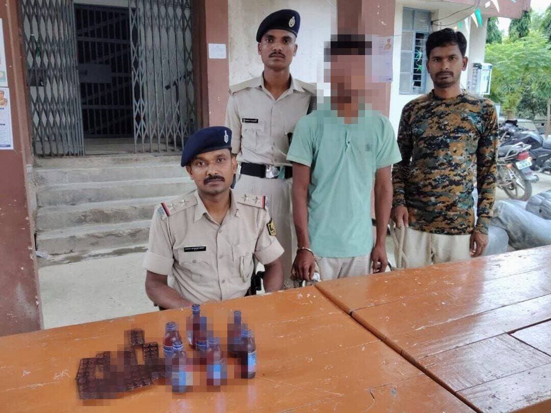 सीतामढ़ी के कन्हौली थानांतर्गत 07 बोतल प्रतिबंधित कफ सिरप एवं 100 पीस प्रतिबंधित टेबलेट के साथ एक व्यक्ति को गिरफ्तार किया गया है। अग्रिम विधि सम्मत कार्रवाई की जा रही है।
<nis:link nis:type=tag nis:id=न्यू़जबिहारकीआवाज nis:value=न्यू़जबिहारकीआवाज nis:enabled=true nis:link/> <nis:link nis:type=tag nis:id=newsbiharkiaawaj nis:value=newsbiharkiaawaj nis:enabled=true nis:link/>