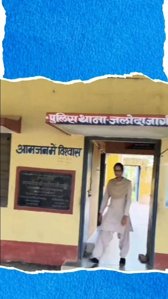 प्रतापगढ़ ‘ऑपरेशन त्रिनेत्र’ के तहत जलोदा जागीर थाना पुलिस और डीएसटी टीम ने शनिवार को ननामा की भागल तिराहे पर कार्रवाई करते हुए एक मारुति डिजायर कार से 51 किलो 760 ग्राम अवैध डोडाचूरा जब्त किया है। बरामद डोडाचूरा की अनुमानित कीमत करीब 7.65 लाख रुपये है। नाकाबंदी देखकर भाग रही कार का पीछा कर पुलिस ने चालक रवि उर्फ रविंद्र विश्नोई (निवासी फिंच, जोधपुर) को गिरफ्तार कर लिया। कार की तलाशी में 3 कट्टों में डोडाचूरा मिला। पुलिस अधीक्षक विशाल जांगिड़ के निर्देशन व थानाधिकारी देवी सिंह के नेतृत्व में हुई इस कार्रवाई के बाद एनडीपीएस एक्ट में मामला दर्ज कर जांच शुरू कर दी गई है।
#PratapgarhPolice #OperationTrinetra #NDPSAct #DrugBust #RajasthanPolice