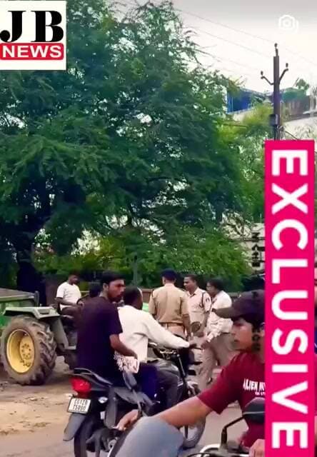 🚨 IAS की नजर पड़ी तो मचा हड़कंप! सड़क किनारे खड़े ट्रैक्टरों पर पुलिस कार्रवाई