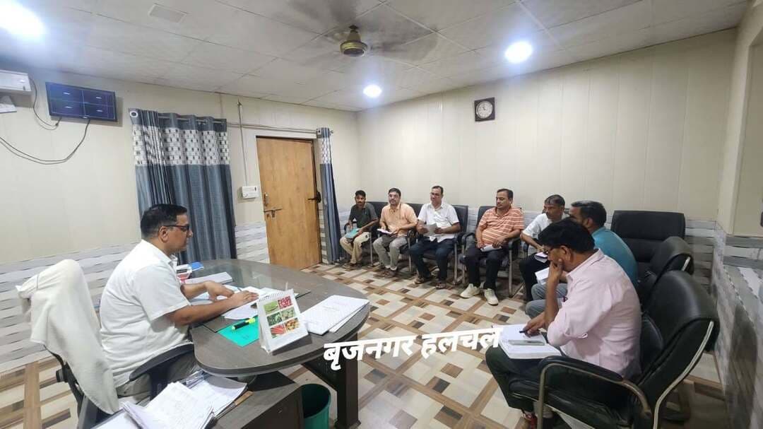 #निर्वाचन_अधिकारी_दुर्गाप्रसाद_मीणा_के_नेतृत्व_में_प्रिंटिंग_प्रेस_संचालकों_की_बैठक_आयोजित___________
#बृजनगर__________________
__निकाय चुनावों में प्रिंटिंग बैनर,पोस्टर आदि की छपाई को लेकर नियम निर्देशित किये
__नगरपालिका अधिनियम के तहत जानकारी देकर नियमों को पूर्ण पालन करने के निर्देश दिये
__संबंधित प्रशासन के नियमों की अवहेलना करने वाले प्रिंटिंग प्रेस संचालकों पर होगी ठोस कार्यवाही
__प्रेस संचालकों को बैनर ,पोस्टर आदि की छपाई में प्रकाशक के नाम मुद्रित करना होगा अनिवार्य
__मौके पर तहसीलदार कमलचंद शर्मा, कमला प्रिंटिंग ,मोहन प्रिंटिंग,सैनी प्रिंटिंग ,स्पेयर हेड प्रिंटर्स,विराज फ्लेक्स मौजूद रहे।