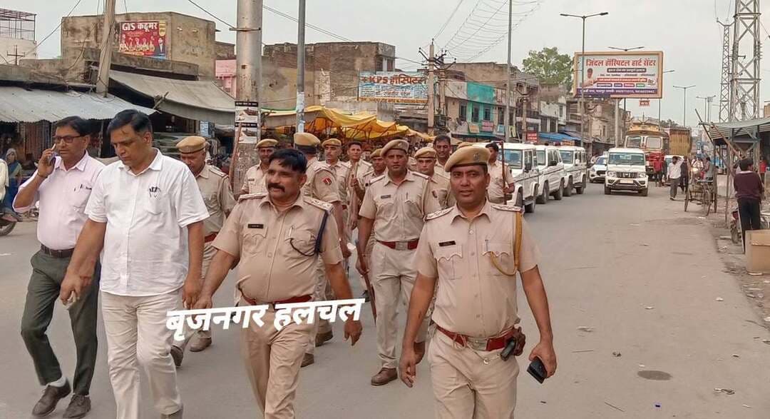 #निकाय_चुनाव_में_निष्पक्ष_मतदान_को_लेकर_प्रशासन_का_फ्लैग_मार्च_____
#बृजनगर__________
__निर्चाचन अधिकारी दुर्गाप्रसाद मीना के नेतृत्व में तहसीलदार कमलचंद शर्मा,सीओ रामनाथ सिंह गुर्जर,थानाधिकारी लाखन सिंह सहित पुलिस जाप्ता मौजूद रहा।
__कस्बे में व्यापारियों ओर पिछड़ा वर्ग मोहल्लो में आमजन से किया संपर्क
__चुनावी में बिना किसी भय दबाव निष्पक्ष मतदान करने के अपील की।
__वहीं असामाजिक तत्त्वों किसी प्रकार कानून व्यवस्था बिगाड़ने वालो पर होगी सख्त कार्यवाही
__कस्बे के जलेबी चौक,सराफा बाजार,मोरी मोहल्ला,डीग चुंगी,बस स्टैंड ,इंदिरा सर्किल आदि जगहों पर फ्लैग मार्च हुआ सम्पन्न