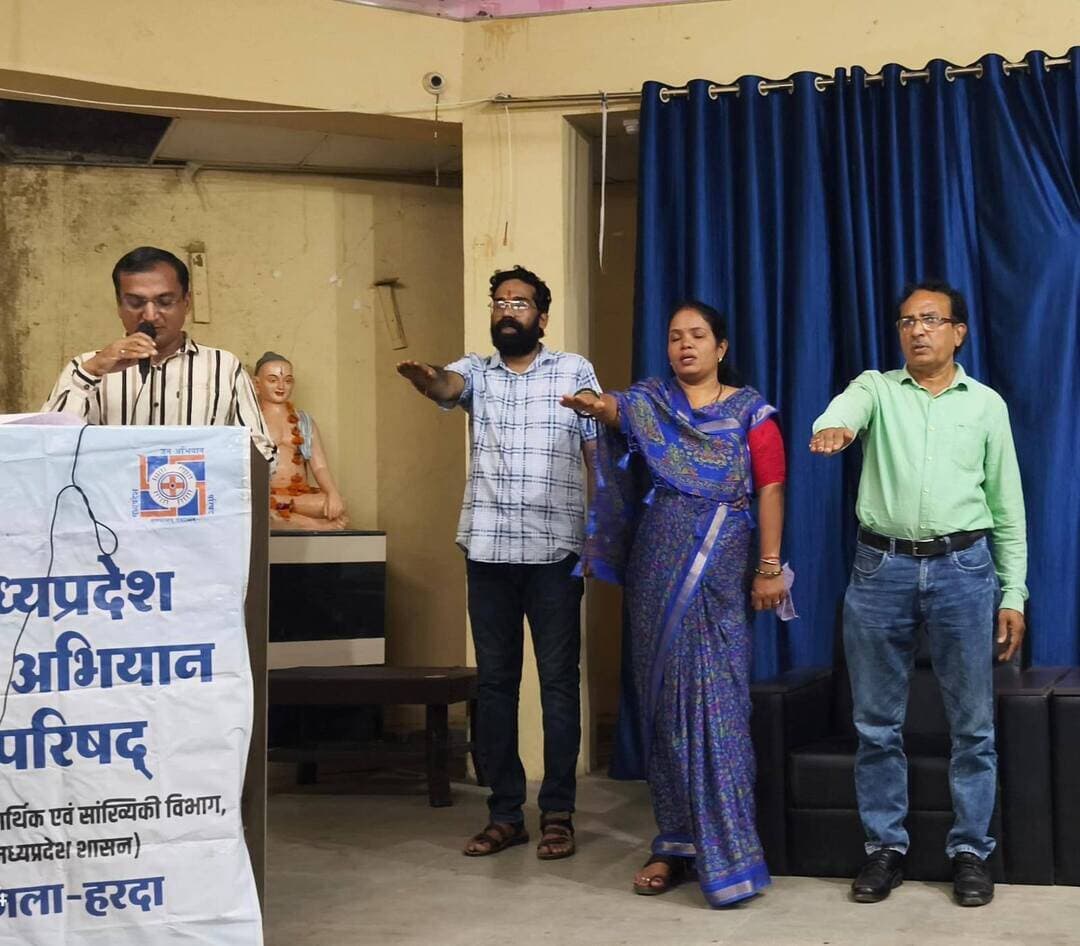 ✅ मुख्यमंत्री सामुदायिक नेतृत्व क्षमता विकास कार्यक्रम की प्रथम वर्ष की कक्षाओं का सत्रारंभ
मध्यप्रदेश जन अभियान परिषद, हरदा एवं महात्मा गांधी ग्रामोदय विश्वविद्यालय, चित्रकूट के संयुक्त तत्वावधान में मुख्यमंत्री सामुदायिक नेतृत्व क्षमता विकास कार्यक्रम के अंतर्गत BSW एवं MSW प्रथम वर्ष की कक्षाओं का सत्रारंभ शनिवार को जिले के तीनों विकासखंड हरदा, खिरकिया, टिमरनी में किया गया।
हरदा में कार्यक्रम पीएम श्री कॉलेज ऑफ एक्सीलेंस स्वामी विवेकानंद शासकीय महाविद्यालय के सभागार में आयोजित हुआ। कार्यक्रम में जिला समन्वयक संदीप गौहर ने उपस्थित छात्र-छात्राओं को जन अभियान परिषद के कार्यों एवं गतिविधियों की जानकारी दी। ब्लॉक समन्वयक राकेश वर्मा ने BSW एवं MSW पाठ्यक्रम की रूपरेखा और अध्ययन प्रक्रिया के बारे में बताया।
मुख्य अतिथि नगरपालिका उपाध्यक्ष अंशुल गोयल ने कहा कि यह पाठ्यक्रम युवाओं को समाज की समस्याओं को समझने और समाधान के लिए कार्य करने का अवसर देता है। उन्होंने विद्यार्थियों से कुशल नेतृत्व क्षमता विकसित कर समाज और राष्ट्र के विकास में भूमिका निभाने का आह्वान किया। पार्षद एवं समाजसेवी प्रदीप सोनी ने कहा कि समाजसेवा व्यक्तित्व विकास का महत्वपूर्ण माध्यम है।
कार्यक्रम में नवप्रवेशित विद्यार्थियों को पाठ्य पुस्तकें वितरित की गईं। महाविद्यालय परिसर में 'एक पेड़ माँ के नाम' अभियान के तहत पौधारोपण किया गया तथा विद्यार्थियों को नशा मुक्ति एवं स्वच्छता की शपथ दिलाई गई।
कार्यक्रम का संचालन परामर्शदाता दीनबंधु गौर ने किया, आभार परामर्शदाता जया साकल्ले ने व्यक्त किया।
Jansampark Madhya Pradesh
#Harda #CMCommunityLeadership #JanAbhiyanParishad #हरदा