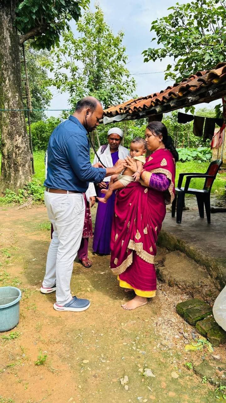 #बालाघाट
प्रभावित ग्रामों में स्वास्थ्य सेवाओं का लगातार संचालन,
201 बच्चे स्वस्थ होकर अस्पताल से लौटे
विशेष अभियान के 109 सत्रों में कुल 3959 बच्चों का मीजल्स-रुबेला टीकाकरण
बालाघाट जिले के बिरसा विकासखंड के ग्राम कुंडेकसा, अडोरी, कोरका एवं बांदरी में स्वास्थ्य संबंधी समस्याओं तथा मौसमी बीमारियों से प्रभावित बच्चों के उपचार के लिए स्वास्थ्य विभाग द्वारा लगातार स्वास्थ्य सेवाएं उपलब्ध कराई जा रही हैं। सर्दी-खांसी, बुखार, चर्मरोग, मीजल्स, स्कैबीज और मलेरिया सहित विभिन्न बीमारियों के उपचार के लिए पिछले एक माह में 229 बच्चों को अस्पताल में भर्ती कराया गया, जिनमें से 201 बच्चे स्वस्थ होकर अस्पताल से डिस्चार्ज होकर अपने गांव लौट चुके हैं। वर्तमान में 28 बच्चे अस्पताल में उपचाररत हैं और स्वास्थ्य लाभ ले रहे हैं।
प्रभावित ग्रामों में स्वास्थ्य विभाग की 20 सर्वेक्षण टीमों द्वारा घर-घर जाकर स्वास्थ्य परीक्षण किया जा रहा है। बीमार व्यक्तियों की जांच एवं उपचार के लिए 4 पीएम जनमन एएमएमयू, 10 चिकित्सा अधिकारी तथा मरीजों को अस्पताल पहुंचाने के लिए 4 एम्बुलेंस तैनात की गई हैं। स्वास्थ्य विभाग की टीमें बच्चों के स्वास्थ्य की लगातार निगरानी कर रही हैं तथा आवश्यकता के अनुसार उन्हें उपचार एवं अस्पताल में भर्ती की सुविधा उपलब्ध कराई जा रही है।
अब तक किए गए सर्वे में विभिन्न बीमारियों से प्रभावित 798 मरीजों की पहचान की गई है। इनमें 229 मरीजों को अस्पताल में भर्ती कर उपचार दिया गया, जबकि 569 मरीजों को घर पर ही उपचार उपलब्ध कराया गया। अस्पताल में उपचार प्राप्त करने वाले 201 बच्चे स्वस्थ होकर डिस्चार्ज हो चुके हैं।
स्वास्थ्य विभाग द्वारा कुंडेकसा, बोंदारी, कोरका, घुम्मुर, अडोरी, मछुरदा, गठिया एवं मातला सहित प्रभावित ग्रामों में घर-घर सर्वे का कार्य जारी है। सर्वे के दौरान 715 बच्चों को विटामिन-ए की खुराक, ओआरएस एवं जिंक की गोलियां वितरित की गई हैं। वहीं 678 बच्चों को आयरन सिरप तथा 572 बच्चों को अल्बेंडाजोल की गोलियां दी गई हैं।
मीजल्स-रुबेला टीकाकरण के विशेष अभियान के तहत आज 23 अगस्त को 5 सत्रों में 277 बच्चों का टीकाकरण किया गया। इस प्रकार अब तक 109 सत्रों में कुल 3959 बच्चों का मीजल्स-रुबेला टीकाकरण किया जा चुका है।
बीमारी की रोकथाम के लिए स्वास्थ्य विभाग द्वारा मच्छर एवं अन्य संक्रमण नियंत्रण गतिविधियां भी संचालित की जा रही हैं। आज 20 ग्रामों के 2652 मकानों में कीटनाशक का छिड़काव किया गया। इसके साथ ही 18 ग्रामों में इनडोर-आउटडोर सर्वे तथा 20 ग्रामों में लार्वा सर्वे का कार्य पूर्ण किया गया है।
स्वास्थ्य विभाग द्वारा प्रभावित क्षेत्रों में स्वास्थ्य परीक्षण, उपचार, टीकाकरण, पोषण संबंधी दवाओं के वितरण तथा संक्रमण नियंत्रण गतिविधियों को निरंतर जारी रखते हुए बच्चों एवं ग्रामीणों के स्वास्थ्य पर विशेष निगरानी रखी जा रही है।
#CMMadhyaPradesh
#JansamparkMP
#WelfareTribal
#healthminmp