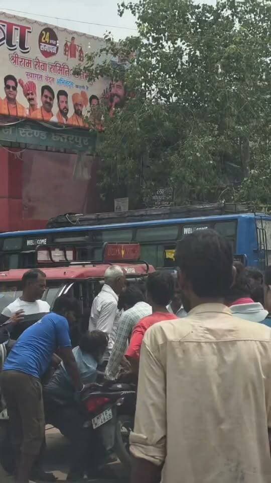 ब्रेकिंग न्यूज़
छतरपुर
2 युवको से जमकर मारपीट
4 से 6 लोगो ने की मारपीट
जमकर चले लात-घूंसे
विवाद का कारण अज्ञात,
मारपीट का वायरल हुआ वीडियो
कोतवाली थाना क्षेत्र के बस स्टैंड की घटना
हिमांशु अग्रवाल
छतरपुर