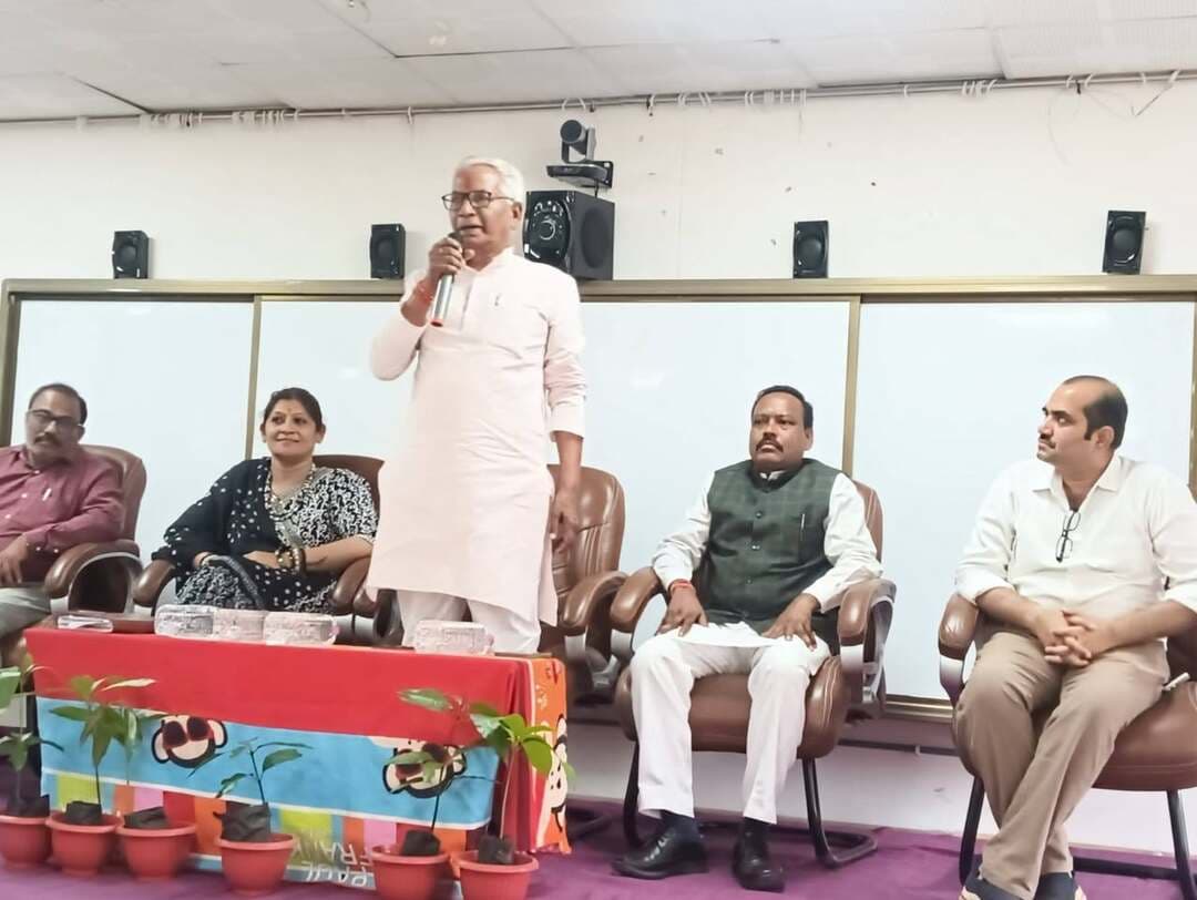 युवा शक्ति देश के विकास की महत्वपूर्ण ताकत- विधायक जयसिंह मरावी
===
पौधरोपण कर दिया पर्यावरण संरक्षण का संदेश
===
मध्यप्रदेश जन अभियान परिषद, योजना, आर्थिक एवं सांख्यिकी विभाग, मध्यप्रदेश शासन के तत्वावधान में मुख्यमंत्री सामुदायिक नेतृत्व क्षमता विकास कार्यक्रम के अंतर्गत शैक्षणिक सत्र 2026-27 का सत्रारंभ समारोह रविवार को प्रधानमंत्री कॉलेज ऑफ एक्सीलेंस, बुढ़ार में गरिमामय एवं उत्साहपूर्ण वातावरण में आयोजित किया गया। समारोह में नवागत एवं पूर्व छात्र-छात्राओं का सम्मेलन भी आयोजित हुआ।
कार्यक्रम का शुभारंभ मुख्य अतिथि जैतपुर विधानसभा क्षेत्र के विधायक श्री जयसिंह मरावी सहित उपस्थित अतिथियों द्वारा मां सरस्वती एवं भारत माता के चित्र के समक्ष दीप प्रज्वलन कर किया गया। अतिथियों का पुष्पगुच्छ से स्वागत किया गया तथा नवागत एवं पूर्व विद्यार्थियों को नवीन शैक्षणिक सत्र के लिए शुभकामनाएं दी गईं।
मुख्य अतिथि विधायक श्री जयसिंह मरावी ने कहा कि युवा शक्ति देश और समाज के विकास की सबसे महत्वपूर्ण ताकत है। उन्होंने विद्यार्थियों से शिक्षा को केवल रोजगार प्राप्त करने का माध्यम न मानते हुए समाज सेवा, जनकल्याण एवं राष्ट्र निर्माण का साधन बनाने का आह्वान किया। उन्होंने कहा कि विद्यार्थियों में नेतृत्व क्षमता के साथ अनुशासन, संस्कार एवं सामाजिक जिम्मेदारी की भावना विकसित होना आवश्यक है।
विधायक श्री मरावी ने मुख्यमंत्री सामुदायिक नेतृत्व क्षमता विकास कार्यक्रम के संचालन के लिए प्रधानमंत्री श्री नरेंद्र मोदी एवं मुख्यमंत्री डॉ. मोहन यादव के प्रति आभार व्यक्त किया तथा विद्यार्थियों को कार्यक्रम का लाभ लेकर समाज के विकास में सक्रिय भूमिका निभाने के लिए प्रेरित किया। इस अवसर पर मुख्य अतिथि द्वारा विद्यार्थियों को स्वैच्छिकता की शपथ भी दिलाई गई।
सामाजिक कार्यों से युवाओं की ऊर्जा को जोड़ना जरूरी- शालिनी सरावगी
कार्यक्रम की अध्यक्षता नगर परिषद बुढ़ार की अध्यक्ष श्रीमती शालिनी सरावगी ने की। उन्होंने कहा कि युवाओं की सकारात्मक ऊर्जा को सामाजिक कार्यों से जोड़कर समाज में व्यापक परिवर्तन लाया जा सकता है। उन्होंने विद्यार्थियों से कार्यक्रम से जुड़कर पूरी निष्ठा, अनुशासन एवं सक्रियता के साथ कार्य करने का आह्वान किया।
मध्यप्रदेश जन अभियान परिषद, शहडोल के जिला समन्वयक श्री विवेक पांडे ने कहा कि मुख्यमंत्री सामुदायिक नेतृत्व क्षमता विकास कार्यक्रम युवाओं को शिक्षा के साथ समाज की वास्तविक परिस्थितियों से जोड़ने की महत्वपूर्ण पहल है। उन्होंने विद्यार्थियों से गांव एवं समुदाय के बीच जाकर लोगों की समस्याओं को समझने तथा उनके समाधान में सहभागी बनने का आह्वान किया। उन्होंने नवागत विद्यार्थियों का स्वागत करते हुए उनके उज्ज्वल भविष्य की शुभकामनाएं दीं।
‘एक पेड़ माँ के नाम’ अभियान के तहत हुआ पौधरोपण
समारोह के दौरान ‘एक पेड़ माँ के नाम’ अभियान के अंतर्गत प्रधानमंत्री कॉलेज ऑफ एक्सीलेंस, बुढ़ार परिसर में पौधरोपण किया गया। अतिथियों एवं विद्यार्थियों ने पौधे रोपित कर पर्यावरण संरक्षण का संदेश दिया। साथ ही विद्यार्थियों ने लगाए गए पौधों की नियमित देखभाल एवं संरक्षण का संकल्प लिया।
विद्यार्थियों ने श्रम साधना एवं पारंपरिक खेलों में लिया हिस्सा
कार्यक्रम के दौरान विद्यार्थियों को अध्ययन सामग्री का वितरण किया गया। इसके साथ ही श्रम साधना एवं पारंपरिक खेल जैसी गतिविधियां आयोजित की गईं। इन गतिविधियों के माध्यम से विद्यार्थियों को श्रम के सम्मान, सामाजिक सहभागिता, पर्यावरण संरक्षण एवं भारतीय संस्कृति से जुड़ने का संदेश दिया गया।
समारोह में श्री भागचंद्र सोनी, श्री दातूमल विसंदसानी, श्री कैलाश पांडे, श्री आनंद जी, श्रीमती पूर्णिमा मुखर्जी, श्रीमती मीनू जैन, सुश्री दीप्ति पांडे, सुश्री साक्षी पांडे, श्री आशीष नामदेव, श्री रामरेश कुशवाहा, श्री सुरेश मिश्रा, श्री संतोष साहू, श्री चंद्रशेखर वर्मा एवं मोहम्मद हनीफ सहित एम.एस.डब्ल्यू. एवं बी.एस.डब्ल्यू. के नवागत एवं पूर्व छात्र-छात्राएं उपस्थित रहे।
कार्यक्रम के अंत में अतिथियों ने विद्यार्थियों को समाज सेवा, पर्यावरण संरक्षण एवं सामुदायिक विकास के क्षेत्र में निरंतर सक्रिय रहने के लिए प्रेरित किया। समारोह उत्साहपूर्ण एवं गरिमामय वातावरण में संपन्न हुआ।
#शहडोल #shahdol