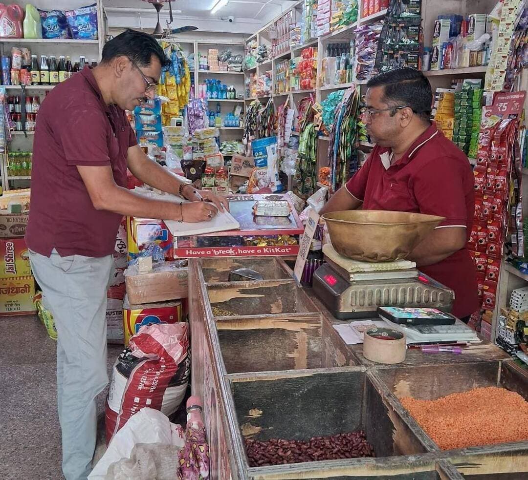 चीनी की जमाखोरी पर प्रशासन सख्त, 11 टीमों ने बाजारों में की ताबड़तोड़ छापेमारी...see more
