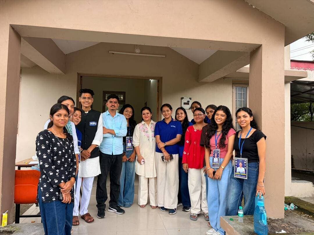 छात्रम छात्र संगठन ने चौरस गर्ल्स हॉस्टल में लगाया हेल्थ कैंप, 150 से अधिक छात्राओं ने लिया लाभ
श्रीनगर। गढ़वाल विश्वविद्यालय की छात्राओं की स्वास्थ्य संबंधी समस्याओं को लेकर छात्रम छात्र संगठन की ओर से चौरस गर्ल्स हॉस्टल में स्वास्थ्य शिविर का आयोजन किया गया। शिविर में विश्वविद्यालय की 150 से अधिक छात्राओं ने हिस्सा लिया और विशेषज्ञ चिकित्सकों से स्वास्थ्य संबंधी विभिन्न समस्याओं पर परामर्श लिया।
कैंप में गाइनोकोलॉजिस्ट डॉ. मारिसा पंवार और डॉ. रिधिमा ने छात्राओं की स्वास्थ्य संबंधी समस्याओं को सुना और आवश्यक चिकित्सकीय सलाह दी। वहीं, डॉ. रामचंद्र क्लीनिक की पूरी डेंटल टीम ने छात्राओं का दंत परीक्षण कर दांतों एवं मुंह से जुड़ी समस्याओं के संबंध में परामर्श दिया।
शिविर में छात्राओं ने विशेषज्ञ चिकित्सकों के सामने अपनी समस्याएं खुलकर साझा कीं। शोध छात्राओं समेत अन्य छात्राओं ने इस पहल की सराहना करते हुए कहा कि विश्वविद्यालय परिसर में इस तरह के स्वास्थ्य शिविर समय-समय पर आयोजित होते रहने चाहिए, ताकि छात्राओं को स्वास्थ्य संबंधी समस्याओं के लिए उचित मार्गदर्शन मिल सके।
इस अवसर पर पूर्व छात्रसंघ उपाध्यक्ष रूपेश नेगी के साथ छात्रम छात्र संगठन की पदाधिकारी एवं बड़ी संख्या में छात्राएं मौजूद रहीं। सृष्टि, प्रिंसा, साक्षी, वैभवी, सुहानी, दिशा, निकिता सहित अन्य छात्राओं ने शिविर के आयोजन में सहयोग किया।