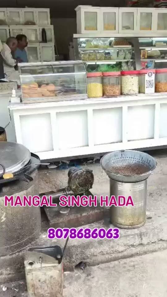 त्योहार से पहले खाद्य सुरक्षा विभाग की बड़ी कार्रवाई, करीब एक दर्जन दुकानों से लिए 14 सैंपल
कोटा। त्योहारी सीजन को देखते हुए खाद्य सुरक्षा विभाग ने मिलावटखोरी और खाद्य पदार्थों की गुणवत्ता पर निगरानी बढ़ा दी है। विभाग की टीम ने शहर में करीब एक दर्जन दुकानों पर कार्रवाई करते हुए खाद्य पदार्थों के 14 सैंपल लिए।
कार्रवाई के दौरान टीम ने मिठाई, घी, दूध, पनीर और कचौरी सहित अन्य खाद्य पदार्थों के नमूने लिए। इन सैंपलों को जांच के लिए प्रयोगशाला भेजा जाएगा। जांच रिपोर्ट के आधार पर खाद्य सुरक्षा नियमों के उल्लंघन की स्थिति में संबंधित दुकानदारों के खिलाफ नियमानुसार कार्रवाई की जाएगी।
खाद्य सुरक्षा विभाग की टीम ने दुकानदारों को साफ-सफाई बनाए रखने, खाद्य सामग्री को ढककर रखने और गुणवत्ता का विशेष ध्यान रखने के निर्देश दिए। विभाग ने स्पष्ट किया कि त्योहारी सीजन में मिलावटी और घटिया खाद्य सामग्री की बिक्री रोकने के लिए निरीक्षण और सैंपलिंग की कार्रवाई आगे भी जारी रहेगी।
⚠️ इन दुकानों पर हो चुकी है कार्रवाई
त्योहार पर मिठाई, दूध, पनीर, घी और अन्य खाद्य सामग्री खरीदते समय साफ-सफाई और गुणवत्ता का विशेष ध्यान रखें। खाद्य सुरक्षा विभाग की कार्रवाई के बाद अब इन दुकानों के सैंपल की जांच रिपोर्ट पर नजर रहेगी।
त्योहार में मिठास रखें, मिलावट से सावधान रहें।