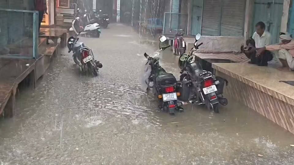 आजमगढ़ में एक हफ्ते बाद हुई डेढ़ घंटे की मूसलाधार बारिश, शहर के कई इलाके घंटों रहे जलमग्न, भीषण गर्मी और उमस से मिली लोगों को राहत