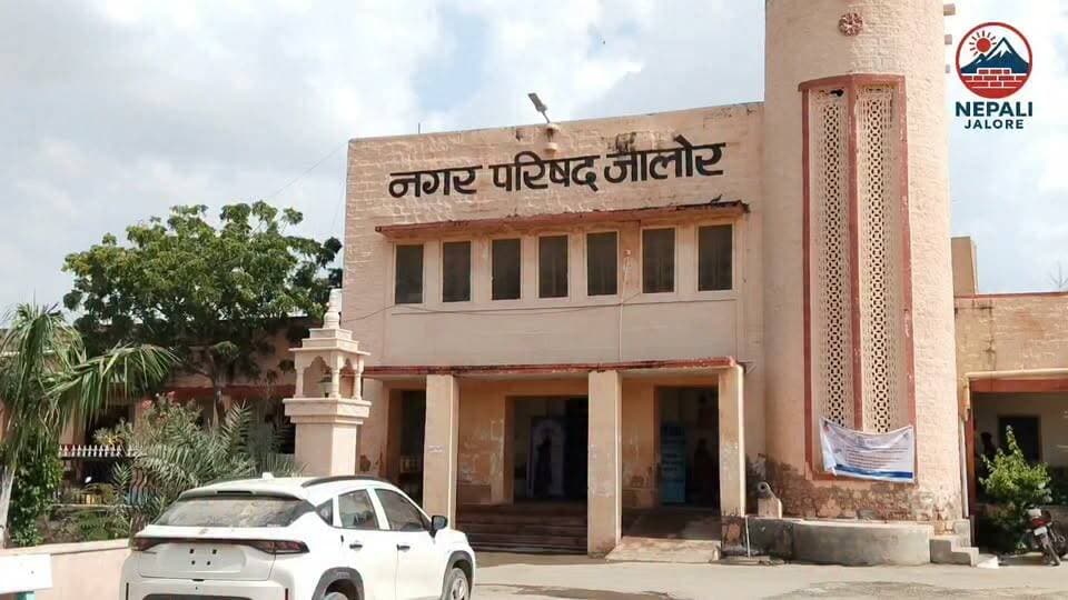 नगर परिषद जालोर में 19405 महिलाएं करेंगी मतदान : 1 ट्रांसजेंडर भी, 13 सीटो पर चुनाव लड़ेगी, 4 वार्डा पर पुरुषों से ज्यादा महिला वोटर। जालोर नगर परिषद चुनाव की तारीख घोषित होने के बाद टिकट के दावेदार नेताओं से मुलाकात कर आवेदन दे रहे हैं। नगर परिषद जालोर के 40 वार्डों में बनाए गए बूथों में 4 ऐसे हैं, जहां महिला मतदाताओं की संख्या पुरुषों से ज्यादा है। इस बार परिषद के 13 वार्डों से महिलाएं चुनाव मैदान में रहेंगी, जबकि पिछली बार 12 वार्ड महिलाओं के लिए रिजर्व थे। कुल 40 हजार 811 मतदाताओं में 19 हजार 405 महिलाएं, 21 हजार 405 पुरुष और एक ट्रांसजेंडर मतदाता है।