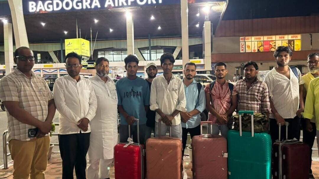 दुबई में फंसे सभी सातों युवक अमौर विधानसभा क्षेत्र अंतर्गत मीरगंज निवासी दानिश, नाजिश, शमशाद एवं कोचाधामन विधानसभा क्षेत्र अंतर्गत मिर्चान टोला निवासी रब्बान आलम,अबु अजहर, सलमान और नासिर दुबई से बागडोगरा पहुंच गए हैं और बागडोगरा एयरपोर्ट से घर के लिए रवाना हो रहे हैं। एयरपोर्ट पर पूर्व प्रमुख परवेज़ आलम, जिला पार्षद प्रतिनिधि कैसर राही,डा नूर आलम, इंतखाब नईमी सहित परिवार वालों ने सभों को रिसीव किया। मास्टर मुजाहिद आलम /कोचाधामन पूर्व विधायक ✍️