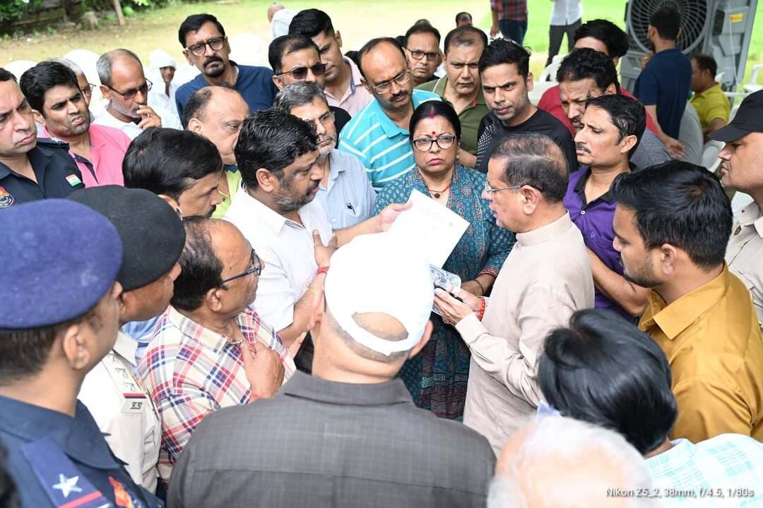 नियमितीकरण की मांग लेकर खुले दरबार पहुंचे गेस्ट टीचर,
मंत्री राजेश नागर को सौंपा ज्ञापन
हरियाणा के करीब 12 हजार गेस्ट टीचरों को नियमित करने की मांग मंत्री राजेश नागर के खुले दरबार तक पहुंची। गेस्ट टीचरों के प्रतिनिधिमंडल ने मंत्री को ज्ञापन सौंपते हुए पंजाब एवं हरियाणा हाईकोर्ट के आदेश को जल्द लागू कर उनकी सेवाओं को नियमित करने की मांग की।
प्रतिनिधियों ने बताया कि प्रदेश के हजारों गेस्ट टीचर पिछले 20-21 वर्षों से शिक्षा व्यवस्था को मजबूत बनाने में महत्वपूर्ण भूमिका निभा रहे हैं। इनमें बड़ी संख्या ऐसे शिक्षकों की है, जो अपनी सेवा के अंतिम पड़ाव पर पहुंच चुके हैं और सेवानिवृत्ति की आयु के करीब हैं। ऐसे में उनकी मांग पर शीघ्र निर्णय लिया जाना आवश्यक है।
मंत्री राजेश नागर ने प्रतिनिधिमंडल को आश्वासन दिया कि मुख्यमंत्री नायब सिंह सैनी के नेतृत्व वाली प्रदेश सरकार सभी वर्गों के हितों को ध्यान में रखते हुए काम कर रही है। उन्होंने कहा कि आवश्यकता पड़ने पर वह इस विषय को लेकर मुख्यमंत्री और संबंधित मंत्री से स्वयं मुलाकात करेंगे तथा समाधान के लिए हरसंभव प्रयास किया जाएगा।
छठ घाट की शिकायत पर तुरंत दिए निर्देश
खुले दरबार में अशोका एनक्लेव चिल्ड्रेन पार्क पॉकेट के छठ घाट से जुड़ी शिकायत भी सामने आई। छठ पूजा समिति के सदस्यों के साथ पहुंचे देवेंद्र अग्रवाल ने बताया कि इस स्थान पर एक दशक से अधिक समय से छठ पूजा आयोजित की जा रही है, लेकिन घाट वाली जगह पर जिम मशीनें लगा दिए जाने से सैकड़ों परिवारों की धार्मिक आस्था और आयोजन प्रभावित होने की आशंका है।
शिकायत सुनते ही मंत्री राजेश नागर ने नगर निगम के संबंधित अधिकारी को छठ घाट वाले स्थान को पक्का करने और वहां फाउंटेन लगाने के निर्देश दिए। साथ ही जिम मशीनों को पार्क में किसी अन्य उचित स्थान पर स्थानांतरित करने को कहा।
गोदरेज रिट्रीट के निवासियों की आशंका दूर
सेक्टर-83 स्थित गोदरेज रिट्रीट सोसाइटी के निवासियों ने डीटीपी की ओर से अनावश्यक तोड़फोड़ किए जाने की आशंका मंत्री के सामने रखी। मंत्री राजेश नागर ने संबंधित अधिकारी से बातचीत कर स्थिति स्पष्ट कराई और निवासियों की चिंता दूर की।
समस्याओं पर तत्काल संज्ञान लेकर कार्रवाई किए जाने पर संबंधित प्रतिनिधिमंडलों और स्थानीय निवासियों ने संतोष व्यक्त किया।