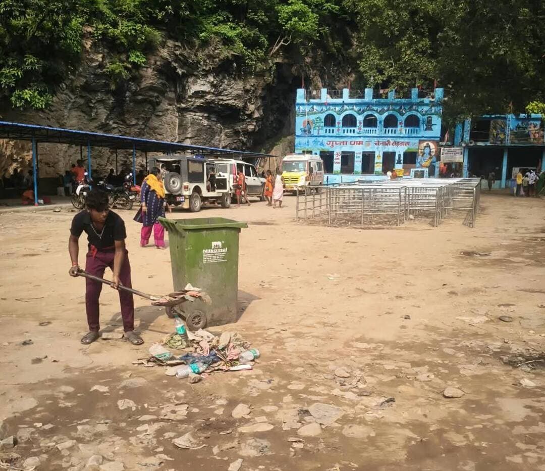 अंतिम सोमवारी के मद्देनजर श्रद्धालुओं की सुविधा एवं धार्मिक स्थल की स्वच्छता को ध्यान में रखते हुए रविवार को नगर पंचायत चेनारी के सफाई कर्मचारियों द्वारा गुप्ता धाम मंदिर, गुफा एवं बाह्य परिसर में विशेष स्वच्छता अभियान चलाया गया।
अभियान के दौरान मंदिर परिसर, गुफा के आसपास, आवागमन मार्ग एवं बाहरी क्षेत्र में साफ-सफाई कर कचरे एवं अपशिष्ट पदार्थों को हटाया गया। जिला प्रशासन एवं नगर पंचायत चेनारी द्वारा श्रद्धालुओं को स्वच्छ एवं सुविधाजनक वातावरण उपलब्ध कराने के लिए विशेष व्यवस्था सुनिश्चित की गयी है।
जिला पदाधिकारी, रोहतास श्री दीपक कुमार मिश्रा ने सफाई कर्मचारियों के प्रयासों की सराहना करते हुए कहा कि स्वच्छता एवं श्रद्धालुओं की सुविधा प्रशासन की प्राथमिकता है। उन्होंने श्रद्धालुओं एवं आम लोगों से गुप्ताधाम परिसर को स्वच्छ बनाए रखने तथा कचरा निर्धारित स्थान पर ही डालने की अपील की।
#IPRD
#Guptadham
#PublicService
#BiharGovernment
Information & Public Relations Department, Government of Bihar
Urban Development & Housing Dept, Govt. of Bihar