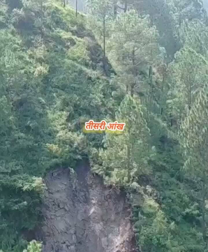 मैठाणाघाट–ग्वीन–रसियादेव मोटरमार्ग पर भीषण भूस्खलन, सड़क का बड़ा हिस्सा क्षतिग्रस्त।
पौड़ी जिले में लगातार हो रही भारी बारिश के बीच बीरोंखाल ब्लॉक से बड़ी खबर सामने आई है। मैठाणाघाट–ग्वीन–रसियादेव मोटरमार्ग पर भीषण भूस्खलन होने से सड़क का बड़ा हिस्सा पूरी तरह क्षतिग्रस्त हो गया है। भूस्खलन के बाद मार्ग पर आवाजाही पूरी तरह ठप हो गई है। सड़क बंद होने से क्षेत्र के ग्रामीणों और वाहन चालकों को भारी परेशानियों का सामना करना पड़ रहा है। प्रशासन और संबंधित विभाग की ओर से मार्ग को खोलने के प्रयास किए जा रहे हैं।