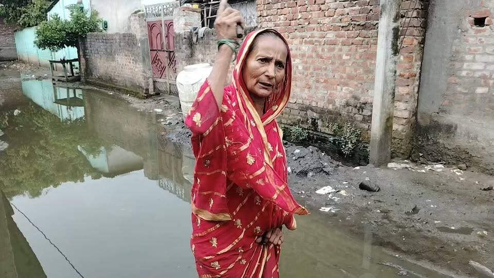 पौआखाली नगर पंचायत के वार्ड 06 में जलजमाव से लोग परेशान, सड़क बनी तालाब