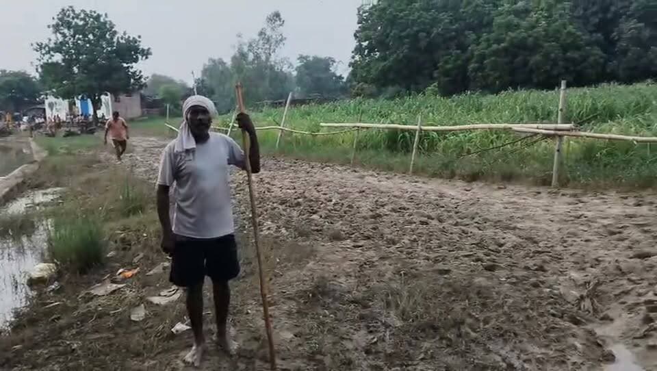 पहाड़ी थाना क्षेत्र में करही नाला में डूबे दो बच्चे, मौत
चित्रकूट। पहाड़ी थाना क्षेत्र के बाबूपुर गांव के गिरधर पुरवा मजरा में रविवार शाम करही नाला में स्नान करने गए दो बच्चों की डूबने से मौत हो गई। मृतकों में मनदीप (7) पुत्र राममिलन यादव और पायल (10) पुत्री कौशलेंद्र शामिल हैं।परिजनों के अनुसार दोनों बच्चे रविवार करीब पांच बजे पास स्थित करही नाला में स्नान करने गए थे। इसी दौरान दोनों गहरे पानी में डूब गए। घटना की सूचना मिलते ही पुलिस मौके पर पहुंची। परिजन दोनों बच्चों को सामुदायिक स्वास्थ्य केंद्र पहाड़ी लेकर पहुंचे, जहां चिकित्सकों ने उन्हें मृत घोषित कर दिया।घटना के बाद परिवार में कोहराम मच गया। पुलिस ने मामले की जांच शुरू कर आवश्यक विधिक कार्रवाई की है।