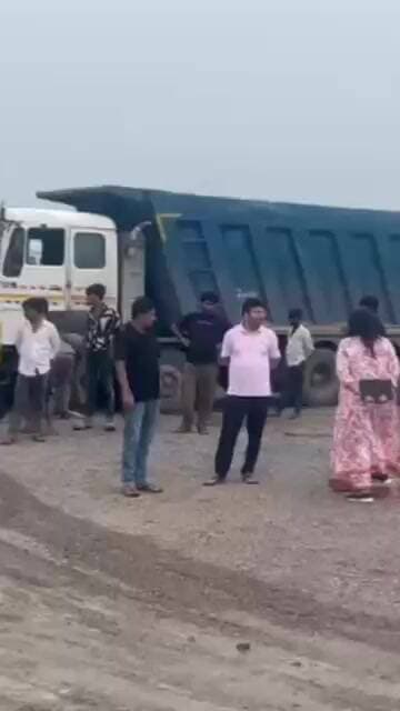 चित्रकूट- अवैध खनन व परिवहन पर कार्रवाई, संयुक्त टीम ने 18 ओवरलोड ट्रक पकड़े, 22 लाख रुपये की ।