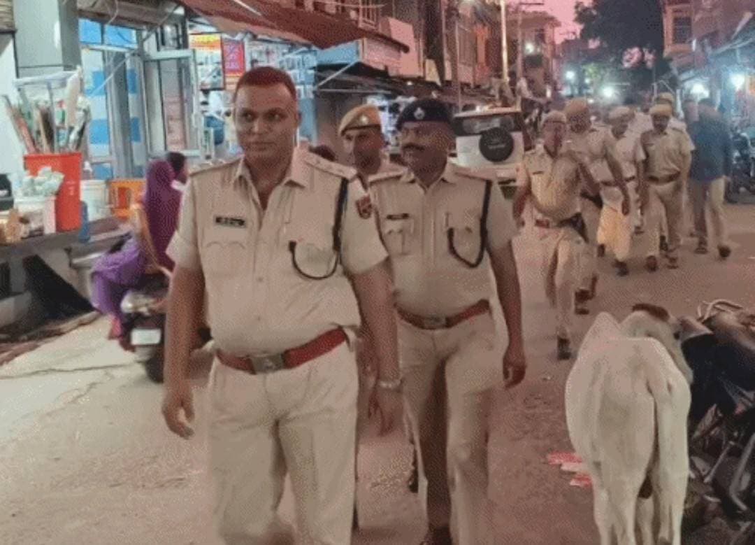 #भरतपुर। आगामी निकाय चुनाव के सुरक्षित एवं शांतिपूर्ण आयोजन के लिए बयाना कस्बे में पुलिस-प्रशासन ने गश्त और सुरक्षा व्यवस्था बढ़ा दी है। इसी क्रम में पुलिस अधिकारियों की अगुवाई में कस्बे के विभिन्न मुख्य मार्गों और संवेदनशील क्षेत्रों में फ्लैग मार्च का आयोजन किया गया। पुलिस दल ने कस्बे के प्रमुख बाजारों, चौराहों और व्यस्ततम रास्तों से होकर मार्च निकाला तथा सुरक्षा मानकों का जायजा लिया। इस दौरान पुलिस अधिकारियों ने स्थानीय दुकानदारों और नागरिकों से संवाद कर कानून एवं व्यवस्था बनाए रखने में सहयोग की अपील की। अधिकारियों ने स्पष्ट निर्देश दिए कि आचार संहिता का कड़ाई से पालन कराया जाएगा और चुनावी प्रक्रिया में किसी भी प्रकार का विघ्न डालने या अशांति फैलाने का प्रयास करने वाले असमाजिक तत्वों पर सख्त कानूनी कार्रवाई की जाएगी।