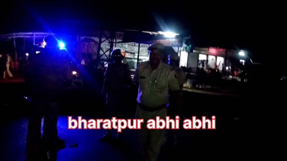 #भरतपुर। रेंज आईजी प्रीति चंद्रा एवं पुलिस अधीक्षक राजेश कुमार मीणा के निर्देशन में रुदावल पुलिस ने क्षेत्र में सघन वाहन चेकिंग अभियान चलाया। थाना इंचार्ज नरेश शर्मा के नेतृत्व में पुलिस टीम ने प्रमुख मार्गों पर सख्त नकाबन्दी कर आने-जाने वाले संदिग्ध वाहनों को रोककर चेकिंग की। कार्रवाई के दौरान पुलिस अधिकारियों ने वाहन चालकों को यातायात नियमों का पालन करने की सख्त हिदायत दी। बिना हेलमेट, सीटबेल्ट और आवश्यक दस्तावेजों के वाहन चलाने वालों को नियम पालन के प्रति जागरूक किया गया। पुलिस प्रशासन ने स्पष्ट किया कि क्षेत्र में शांति व सुरक्षा व्यवस्था बनाए रखने के लिए यह अभियान आगे भी लगातार जारी रहेगा।