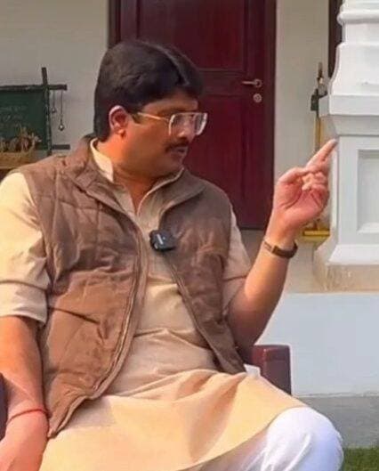 आरक्षण पर राजा भैया की दो टूक अब बहस असली मुद्दे पर होनी चाहिए!👇👇
रघुराज प्रताप सिंह ‘राजा भैया’ ने आरक्षण को लेकर एक बेहद अहम सवाल उठाया है, क्या सांसद,विधायक,मंत्री और बड़े अफसरों के बच्चों को भी उसी तरह.....!
आरक्षण का लाभ मिलता रहना चाहिए जबकि उनके परिवार को शिक्षा,संसाधन और अवसरों की कमी नहीं है? उनका कहना है जो वंचित नहीं है,उसे आरक्षण का लाभ क्यों......?
आरक्षण का लाभ वंचितों को मिलना चाहिए, बात कड़वी हो सकती है,लेकिन सवाल बड़ा है,अगर किसी परिवार की आर्थिक और सामाजिक स्थिति इतनी मजबूत हो चुकी है......!
कि वह अपने बच्चों को महंगे स्कूलों में पढ़ा सकता है,बेहतर संसाधन दे सकता है और जरूरत पड़े तो विदेश तक भेज सकता है, तो क्या आरक्षण का लाभ सबसे पहले उसी परिवार को मिलना चाहिए.......?
आरक्षण किसी की स्थायी जागीर नहीं,बल्कि वंचितों को अवसर देने का संवैधानिक माध्यम है,इसलिए बहस आरक्षण खत्म करने की नहीं,बल्कि यह सुनिश्चित करने की होनी चाहिए.......!
कि उसका लाभ वास्तव में उस व्यक्ति तक पहुंचे जिसे इसकी सबसे ज्यादा जरूरत है, सवाल सीधा है, जो पहले से सक्षम हो चुका है, क्या उसे बार-बार वही अवसर मिलना चाहिए.......!
जो किसी वास्तविक वंचित का हक बन सकता है? अब इस मुद्दे पर नारे नहीं,ईमानदार बहस और ठोस नीति चाहिए,आरक्षण रहे,लेकिन उसका लाभ सबसे जरूरतमंद तक पहुंचे.......!