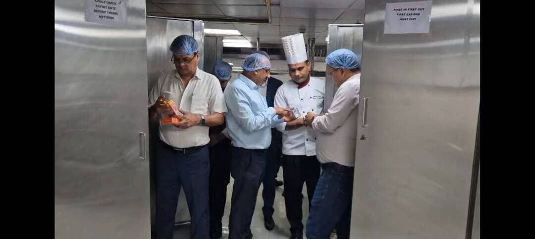 FDA की ताबड़तोड़ कार्रवाई, 88 प्रतिष्ठानों पर छापेमारी
उत्तराखंड में अमानकीकृत डेयरी एनालॉग और गैर-दुग्ध उत्पादों की बिक्री, निर्माण, भंडारण और वितरण के खिलाफ खाद्य संरक्षा एवं औषधि प्रशासन (FDA) ने प्रदेशभर में अभियान तेज कर दिया है।
सात अगस्त को जारी आदेश के बाद अब तक 88 से अधिक खाद्य प्रतिष्ठानों पर छापेमारी की गई और 88 खाद्य नमूने जांच के लिए लिए गए। ऋषिकेश में करीब 100 किलो एनालॉग पनीर नष्ट कराया गया, जबकि नियमों का पालन नहीं करने वाले 10 से अधिक प्रतिष्ठानों को बंद कराया गया।
FDA के अपर आयुक्त ताजबर सिंह जग्गी ने बताया कि अभियान का उद्देश्य उपभोक्ताओं तक अमानकीकृत और संभावित रूप से स्वास्थ्य के लिए नुकसानदायक खाद्य उत्पादों की पहुंच रोकना है। विभाग अब केवल नमूने लेने तक सीमित नहीं है, बल्कि स्वच्छता, खाद्य लाइसेंस, कर्मचारियों की ट्रेनिंग, कच्चे माल के स्रोत, खरीद बिल, पैकेजिंग और लेबलिंग की भी जांच कर रहा है।
त्योहारी सीजन को देखते हुए बड़े होटल, मॉल और रेस्टोरेंट से लेकर छोटे दुकानदारों तक पूरे प्रदेश में यह अभियान लगातार जारी रहेगा।
<nis:link nis:type=tag nis:id=uttarakhand nis:value=Uttarakhand nis:enabled=true nis:link/> <nis:link nis:type=tag nis:id=fda nis:value=FDA nis:enabled=true nis:link/> <nis:link nis:type=tag nis:id=foodsafety nis:value=FoodSafety nis:enabled=true nis:link/> <nis:link nis:type=tag nis:id=foodsafetydepartment nis:value=FoodSafetyDepartment nis:enabled=true nis:link/> <nis:link nis:type=tag nis:id=paneer nis:value=Paneer nis:enabled=true nis:link/> <nis:link nis:type=tag nis:id=foodadulteration nis:value=FoodAdulteration nis:enabled=true nis:link/> <nis:link nis:type=tag nis:id=uttarakhandnews nis:value=UttarakhandNews nis:enabled=true nis:link/> <nis:link nis:type=tag nis:id=breakingnews nis:value=BreakingNews nis:enabled=true nis:link/> <nis:link nis:type=tag nis:id=chamoli nis:value=Chamoli nis:enabled=true nis:link/> <nis:link nis:type=tag nis:id=newsupdate nis:value=NewsUpdate nis:enabled=true nis:link/>