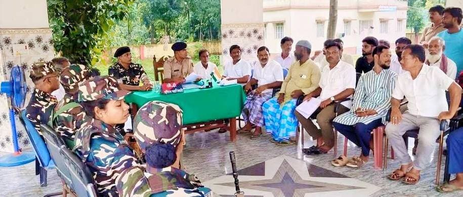 किशनगंज जिला पुलिस कप्तान संतोष कुमार के निर्देशानुसार आगामी ईद-ए-मिलाद-उन-नबी पर्व-2026 को शांतिपूर्ण, सौहार्दपूर्ण एवं सुरक्षित वातावरण में संपन्न कराने के उद्देश्य से जियापोखर थाना परिसर में आज दिनांक 23-08-2026 को शांति समिति की बैठक आयोजित की गई।बैठक में SSB कैंप, कद्दूभिट्ठा के असिस्टेंट कमांडेंट महोदय सहित थाना क्षेत्र के सम्मानित जनप्रतिनिधिगण, समाजसेवी, प्रबुद्धजन, बुद्धिजीवी, युवा साथी एवं जुलूस कमिटी के सदस्यगण उपस्थित रहे।
इस दौरान उपस्थित सदस्यों द्वारा पर्व के शांतिपूर्ण आयोजन, आपसी भाईचारे एवं विधि-व्यवस्था बनाए रखने को लेकर अपने महत्वपूर्ण सुझाव दिए ।
पुलिस प्रशासन ने सभी से आपसी सहयोग, सामाजिक सौहार्द एवं शांति बनाए रखते हुए पर्व को शांतिपूर्ण ढंग से संपन्न कराने की अपील की। SSB - Stuttgarter Straßenbahnen AG SSB Heart And Multispeciality Hospital Sashastra Seema Bal - SSB SSB Online Taiyari SSBCrack SSB Academy Kishanganj Police District Kishanganj Bihar Police