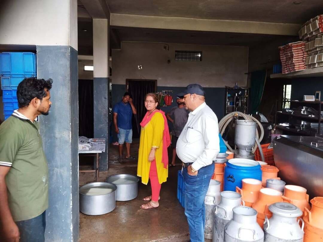 त्योहारों के मद्देनजर खाद्य विभाग की कार्रवाई
बिना पंजीयन संचालित डेयरी सील
आगामी त्योहारों को दृष्टिगत रखते हुए कलेक्टर श्री राहुल नामदेव धोटे के निर्देश पर नैनपुर में खाद्य पदार्थों की गुणवत्ता एवं स्वच्छता सुनिश्चित करने विशेष अभियान चलाया गया। नायब तहसीलदार एवं खाद्य सुरक्षा अधिकारी की संयुक्त टीम ने विभिन्न दूध डेयरियों, मिठाई प्रतिष्ठानों एवं होटल का औचक निरीक्षण किया।
अभियान के दौरान वार्ड क्रमांक 15 स्थित अनन्या दूध डेयरी बिना निर्धारित खाद्य पंजीयन के संचालित पाई गई। मौके पर भैंस के मिश्रित दूध का नमूना जांच के लिए लिया गया तथा बिना पंजीयन खाद्य कारोबार संचालित करने पर प्रतिष्ठान को आवश्यक पंजीयन प्राप्त होने तक सील किया गया। ग्रीन सिटी के सामने स्थित अनन्या दूध डेयरी से पनीर का नमूना लिया गया, जहां दूध से मिठाई एवं पनीर का निर्माण किया जा रहा था।
इसी क्रम में मेन रोड स्थित अग्रवाल स्वीट्स से गुलाब जामुन एवं पनीर के नमूने तथा प्रेम होटल से रबड़ी का नमूना जांच हेतु लिया गया। प्रेम होटल के किचन में स्वच्छता व्यवस्था संतोषजनक नहीं पाए जाने पर खाद्य सुरक्षा एवं मानक अधिनियम की धारा 32 के तहत सुधार सूचना पत्र जारी किया गया।
खाद्य सुरक्षा विभाग द्वारा लिए गए सभी नमूने जांच के लिए प्रयोगशाला भेजे जा रहे हैं। जांच रिपोर्ट के आधार पर खाद्य सुरक्षा मानकों के उल्लंघन की स्थिति में नियमानुसार कार्रवाई की जाएगी।
Jabalpur Commissioner
CM Madhya Pradesh
Jansampark Madhya Pradesh
#mandla
Department of Food, Civil Supplies & Protection - Madhya Pradesh