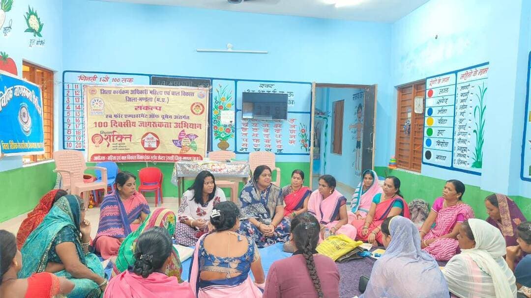 आंगनवाड़ी केंद्र में महिलाओं को शासकीय योजनाओं की दी गई जानकारी
आंगनवाड़ी केंद्र पंचायत टोला-2, बिछिया में वन स्टॉप सेंटर द्वारा हब की मासिक गतिविधियों के अंतर्गत जागरूकता कार्यक्रम आयोजित किया गया। कार्यक्रम में वन स्टॉप सेंटर की प्रशासक सुश्री प्रेरणा मर्सकोले ने महिलाओं को आर्थिक रूप से सशक्त बनाने के उद्देश्य से विभिन्न शासकीय योजनाओं की जानकारी दी। इनमें मुख्यमंत्री उद्यम क्रांति योजना, महिला श्रमिकों के लिए प्रधानमंत्री श्रम योगी मानधन योजना तथा मनरेगा योजना प्रमुख रहीं। उन्होंने घरेलू हिंसा से पीड़ित महिलाओं के लिए वन स्टॉप सेंटर द्वारा उपलब्ध कराई जाने वाली छह प्रकार की सहायता के बारे में जानकारी देते हुए महिला हेल्पलाइन 181, चाइल्ड हेल्पलाइन 1098 तथा साइबर अपराध हेल्पलाइन 1930 के बारे में भी बताया।
पैरालीगल वालेंटियर श्रीमती शिखा श्रीवास्तव ने जिला विधिक सेवा प्राधिकरण द्वारा निराश्रित बच्चों के लिए संचालित सारथी चैंपियन, घरेलू हिंसा अधिनियम 2005 के तहत संचालित आशा योजना सहित अन्य योजनाओं की जानकारी दी।
Jansampark Madhya Pradesh
CM Madhya Pradesh
#mandla