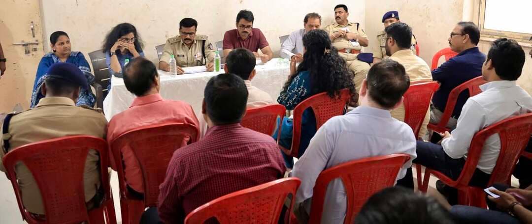 बाबा बैजनाथ महादेव की शाही सवारी में तैनात सभी अधिकारी अलर्ट मोड पर रहकर दायित्व निर्वहन करें - कलेक्टर डॉ. मीना
कलेक्टर एवं पुलिस अधीक्षक ने शाही सवारी की प्रशासनिक तैयारियों की समीक्षा कर मार्ग का किया भ्रमण
श्रावण मास के अंतिम सोमवार 24 अगस्त को बाबा बैजनाथ महादेव की भव्य शाही सवारी आगर नगर में निकाली जाएगी। बाबा बैजनाथ राजसी ठाट-बाट के साथ पालकी में सवार होकर नगर भ्रमण कर प्रजा का हाल जानेंगे।
शाही सवारी की तैयारियों के संबंध में कलेक्टर डॉ. शेर सिंह मीना एवं पुलिस अधीक्षक श्री दिलीप कुमार सोनी ने रविवार शाम को अधिकारियों की बैठक लेकर प्रशासनिक तैयारियों की विस्तार से समीक्षा की।
बैठक मंदिर परिसर स्थित सभा कक्ष में सायं 6:00 बजे आयोजित की गई। कलेक्टर डॉ. मीना ने शाही सवारी में तैनात सभी अधिकारियों को निर्देश दिए कि वे आपसी समन्वय एवं संवाद बनाए रखते हुए निर्धारित ड्यूटी पॉइंट पर निर्धारित समय पर उपस्थित रहें तथा कार्य समाप्ति तक ड्यूटी पॉइंट न छोड़ें। यातायात प्रबंधन, सुरक्षा व्यवस्था एवं अन्य आवश्यक तैयारियों की समीक्षा की गई।
कलेक्टर ने विद्युत विभाग को शाही सवारी मार्ग का भ्रमण कर लटकते विद्युत तारों को तुरंत दुरुस्त करने तथा विद्युत सुरक्षा के सभी उपाय सुनिश्चित करने के निर्देश दिए। मुख्य नगर पालिका अधिकारी को मार्ग की सड़कों का निरीक्षण कर आवश्यक मरम्मत कार्य तुरंत पूर्ण करने हेतु निर्देशित किया गया।
बैठक के पश्चात सायं 7:00 बजे कलेक्टर एवं पुलिस अधीक्षक ने शाही सवारी मार्ग का भ्रमण कर व्यवस्थाओं का जायजा लिया। उन्होंने श्री बैजनाथ मंदिर परिसर, कोटा रोड, छावनी चौराहा, झण्डा चौक, नाना बाजार, गोपाल मंदिर, सराफा बाजार, हाटपुरा, पुराना अस्पताल चौराहा, नगर पालिका परिषद, सब्जी मंडी होते हुए पुरानी कृषि उपज मण्डी तक मार्ग का निरीक्षण किया। कलेक्टर ने मण्डी परिसर में विभिन्न स्थानों पर सीसीटीवी कैमरे लगाने तथा भक्त मण्डल द्वारा तैयार किए जा रहे प्रसादी स्थल का भी निरीक्षण किया।
इस अवसर पर अपर कलेक्टर डॉ शालिनी श्रीवास्तव, एसडीएम श्री मिलिंद ढोके, अतिरिक्त पुलिस अधीक्षक श्री रविन्द्र कुमार बोयट, एसडीओपी श्री मोतीलाल कुशवाहा, डिप्टी कलेक्टर श्री प्रेम नारायण परमार सहित विभिन्न विभागों के अधिकारी, तहसीलदार एवं शाही सवारी ड्यूटी में तैनात अधिकारी-कर्मचारी मंदिर प्रबंध समिति के सदस्य श्री दिनेश परमार एवं अन्य सदस्य गण तथा भक्त मंडल के सदस्य गण भी उपस्थित थे।
#agarmalwa
#शाहीसवारी
#बाबाबैजनाथ
Jansampark Madhya Pradesh