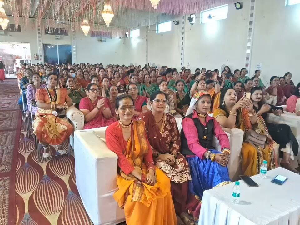 देहरादून में त्रिकोण सोसाइटी की ओर से मातृशक्ति सम्मान समारोह का आयोजन किया गया। अंबीवाला, प्रेम नगर स्थित शारदा वेडिंग प्वाइंट में आयोजित इस कार्यक्रम में महिला सशक्तिकरण और समाज के विभिन्न क्षेत्रों में उत्कृष्ट योगदान देने वाली महिलाओं को सम्मानित किया गया।
समारोह में बड़ी संख्या में महिलाओं ने प्रतिभाग किया। इस दौरान त्रिकोण सोसाइटी की निदेशक और भाजपा महिला मोर्चा की प्रदेश मंत्री नेहा शर्मा ने कार्यक्रम में पहुंची महिलाओं को पुष्पगुच्छ और स्मृति चिन्ह भेंट कर सम्मानित किया।
#UttarakhandNews #dehradunnews #BJPGovernment