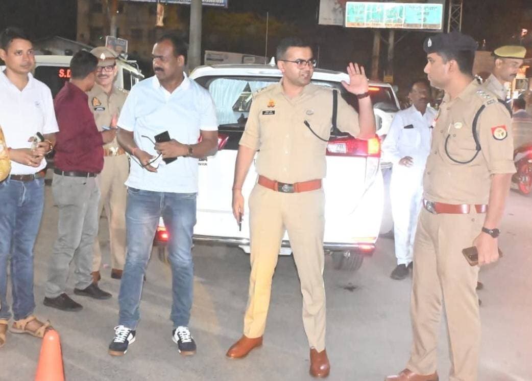 फिरोजाबाद - DM और SSP ने थाना टूंडला व पचोखरा क्षेत्र में कांवड़ मार्ग का किया स्थलीय निरीक्षण
श्रावण मास एवं कांवड़ यात्रा को लेकर आज जिलाधिकारी एवं वरिष्ठ पुलिस अधीक्षक आदित्य लांग्हे ने थाना टूंडला एवं थाना पचोखरा क्षेत्र में कांवड़ मार्ग का स्थलीय निरीक्षण किया।
निरीक्षण के दौरान अधिकारियों ने सुरक्षा व्यवस्था, यातायात प्रबंधन, बैरिकेडिंग और कांवड़ियों के सुगम व सुरक्षित आवागमन के लिए किए गए प्रबंधों का जायजा लिया। ड्यूटी पर तैनात पुलिस अधिकारियों/कर्मचारियों की सतर्कता को चेक किया गया।
DM एवं SSP ने संबंधित अधिकारियों को कांवड़ यात्रा को सकुशल संपन्न कराने हेतु आवश्यक दिशा-निर्देश दिए और ड्यूटी पर नियुक्त समस्त पुलिस बल को पूर्ण सतर्कता एवं मुस्तैदी के साथ दायित्वों का निर्वहन करने हेतु निर्देशित किया।
जनपद पुलिस एवं प्रशासन कांवड़ यात्रा को सुरक्षित, शांतिपूर्ण एवं सकुशल सम्पन्न कराने हेतु पूर्णतः प्रतिबद्ध एवं मुस्तैद है।
#Firozabad #KanwarYatra2026 #DMFirozabad #SSPFirozabad #Tundla #Pachokhra #DDMNEWS