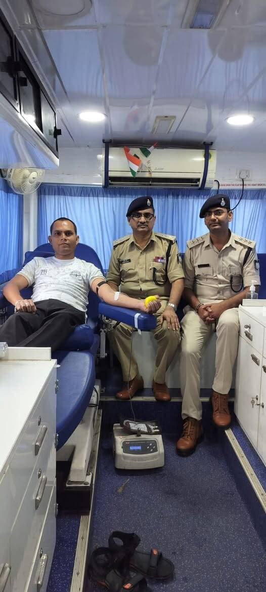 पुलिस कंट्रोल रूम में स्वास्थ्य परीक्षण एवं रक्तदान शिविर आयोजित
पुलिस कंट्रोल रूम में आयोजित निःशुल्क स्वास्थ्य परीक्षण एवं रक्तदान शिविर में 21 पुलिस अधिकारी-कर्मचारियों ने स्वैच्छिक रक्तदान किया।
शिविर में करीब 180 पुलिस अधिकारी-कर्मचारियों एवं उनके परिजनों का स्वास्थ्य परीक्षण कर चिकित्सकीय परामर्श दिया गया।
पुलिस अधीक्षक श्री आशीष खरे के निर्देशन में आयोजित शिविर में अमृता हॉस्पिटल शहडोल एवं जिला अस्पताल डिंडौरी की चिकित्सा टीम का सहयोग रहा।
#collectordindori #jansampark #Dindori #DindoriPolice #HealthCamp #BloodDonationCamp #BloodDonation #PoliceWelfare #HealthCheckup #PolicePersonnel #PoliceFamily #AmritaHospital #DistrictHospitalDindori #MadhyaPradeshPolice #MPPolice #SocialService #CommunityService #HealthAwareness #SaveLives #VoluntaryBloodDonation